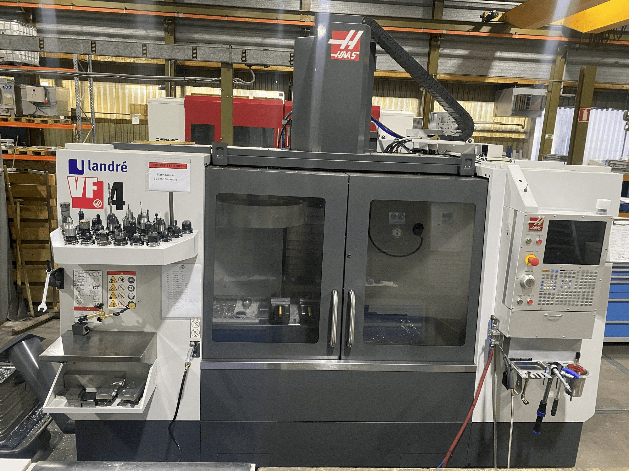 Vista frontal de la máquina HAAS VF-4