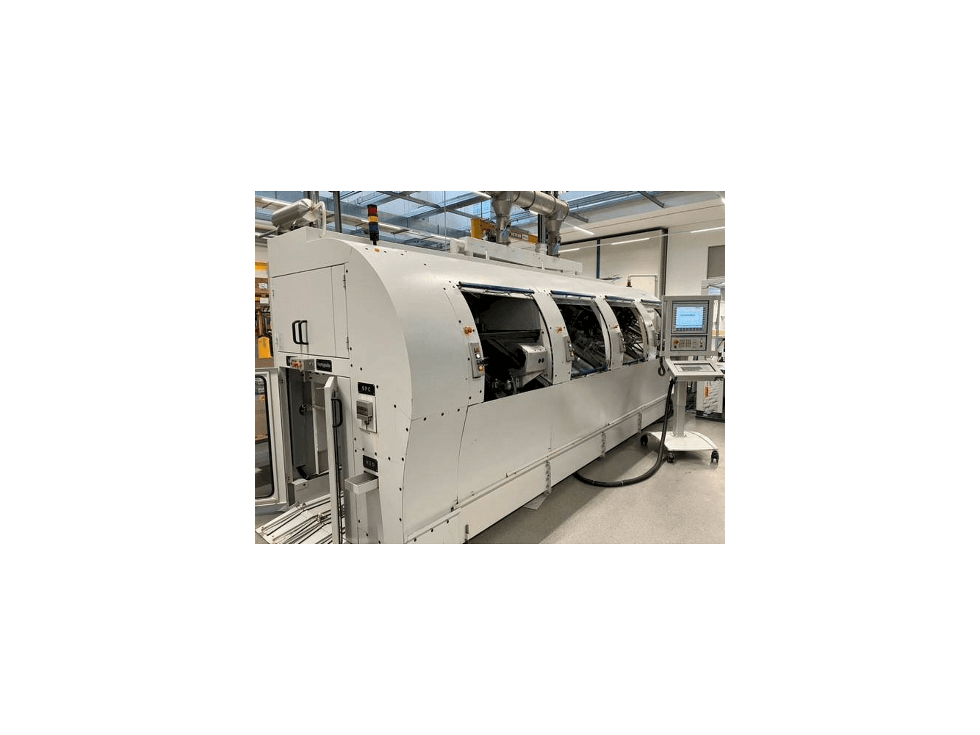 Vista frontal de la máquina MIKRON Multistep XS