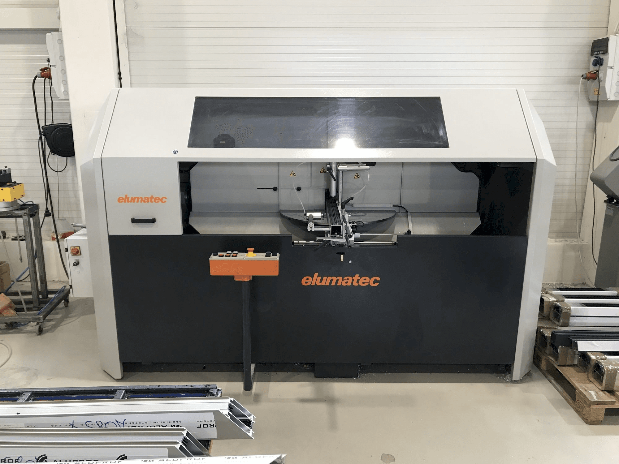 Vista frontal de la máquina Elumatec AKS 134/64
