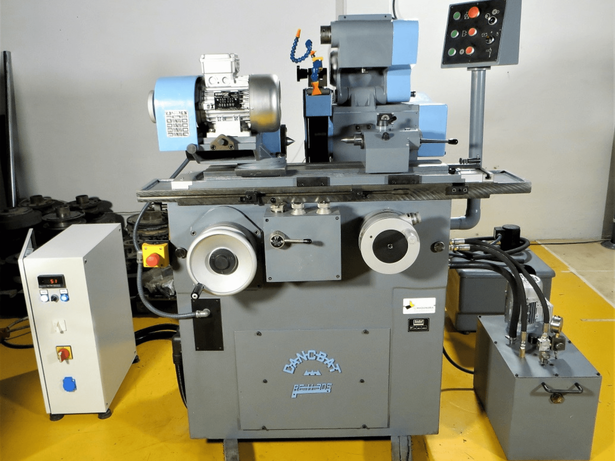 Rectificadora plana DANOBAT RE H 305 vista de frente, con motor, mandos y muela abrasiva para trabajos de precisión.