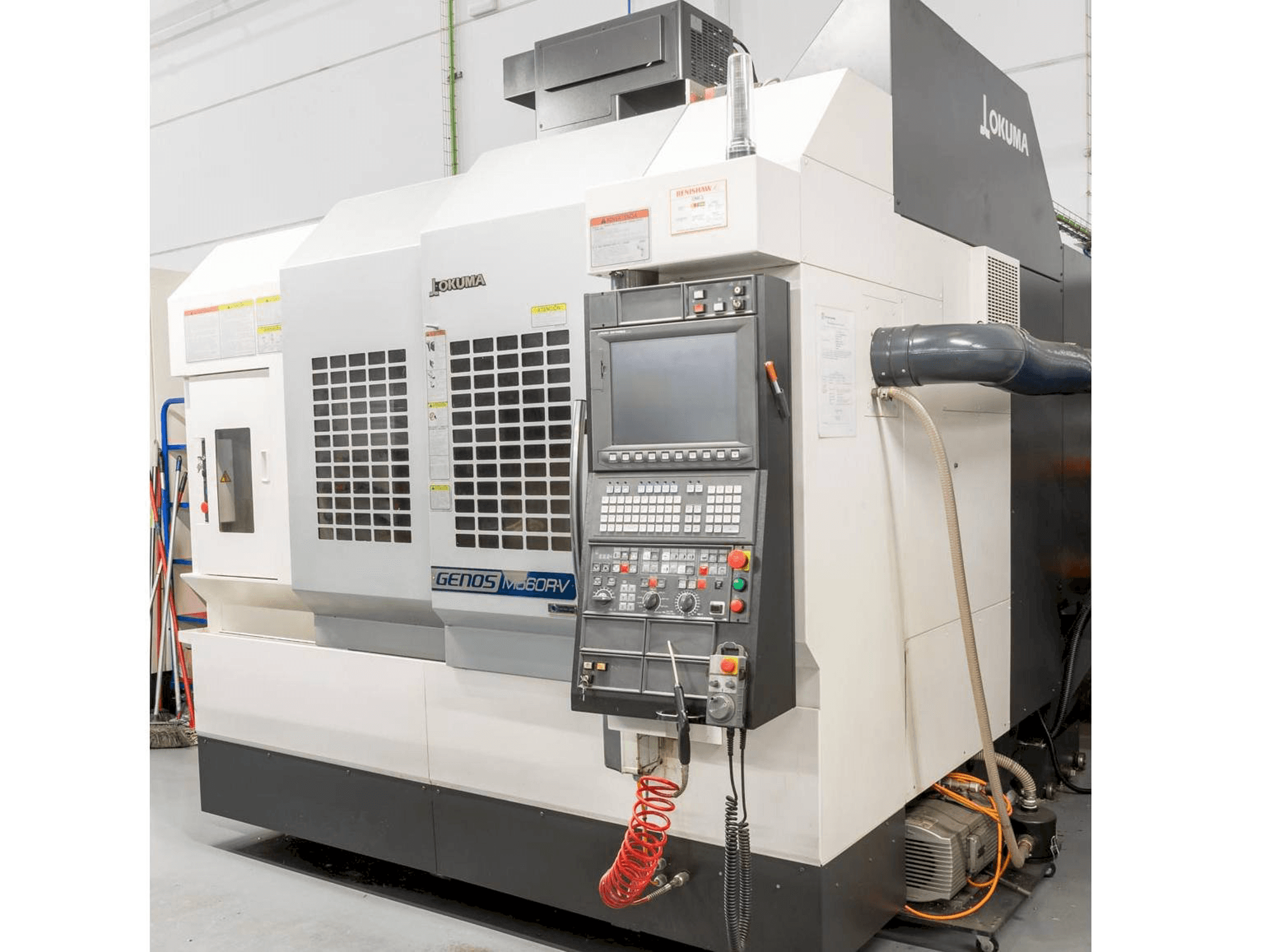 Vista frontal de la máquina Okuma Genos M560R-V