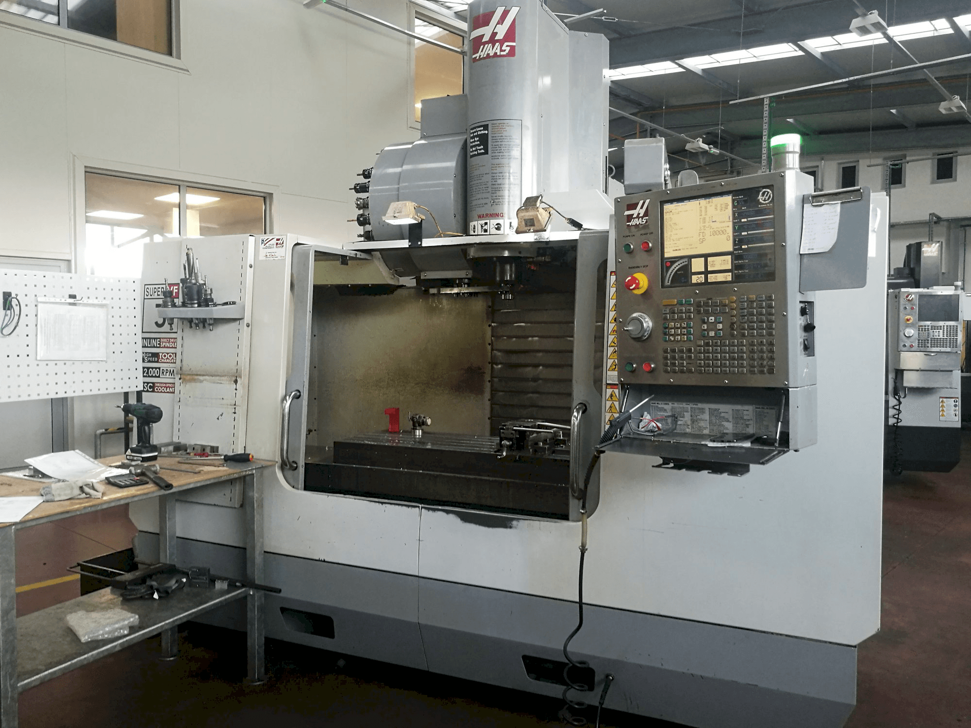 Vista frontal de la máquina HAAS VF-3SSHE