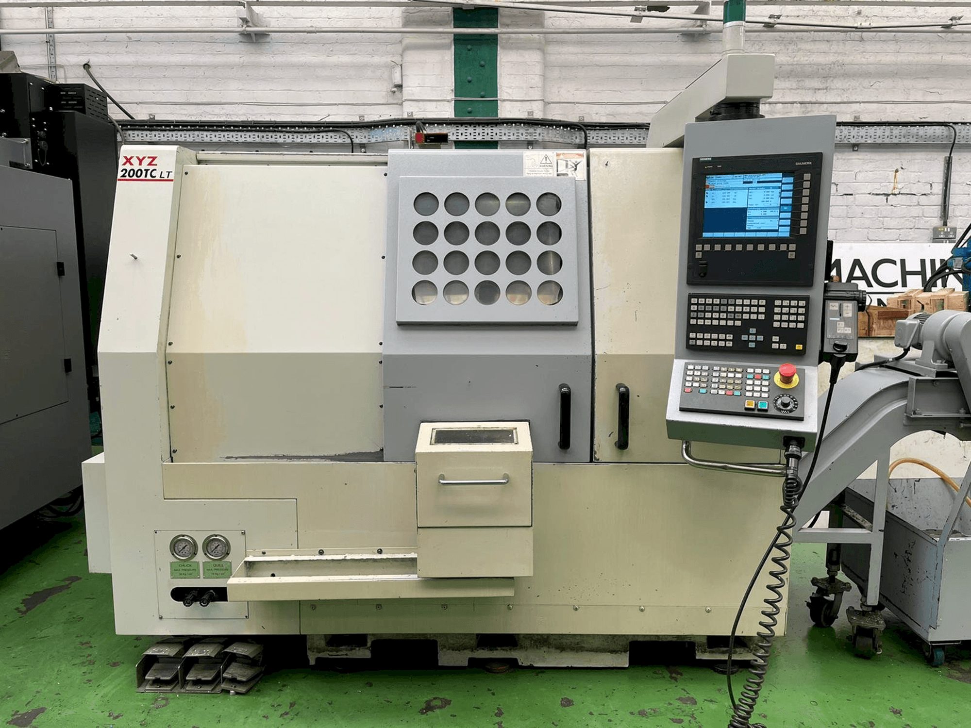 Vista frontal de la máquina XYZ 200TC LT