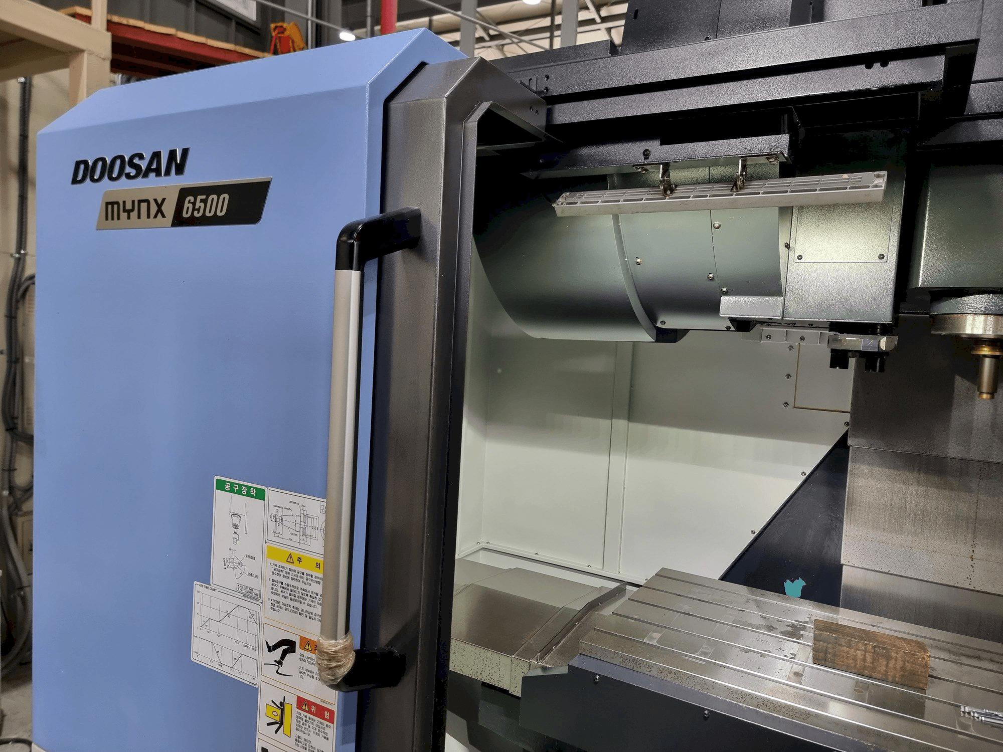 Vista frontal de la máquina DOOSAN MYNX 6500