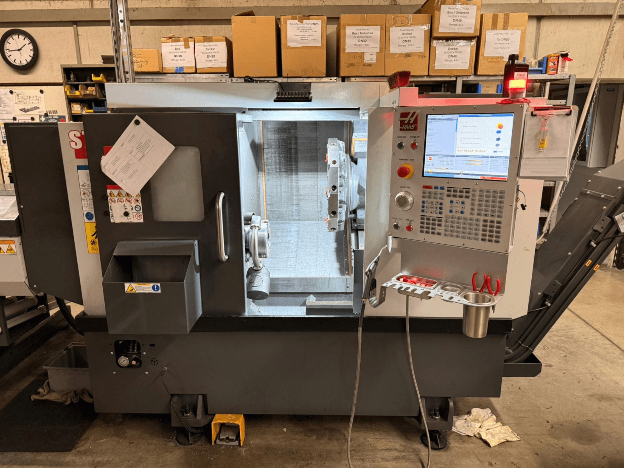 Tornos horizontales HAAS ST-15 mostrados desde una vista lateral, con panel de control digital y componentes operativos.