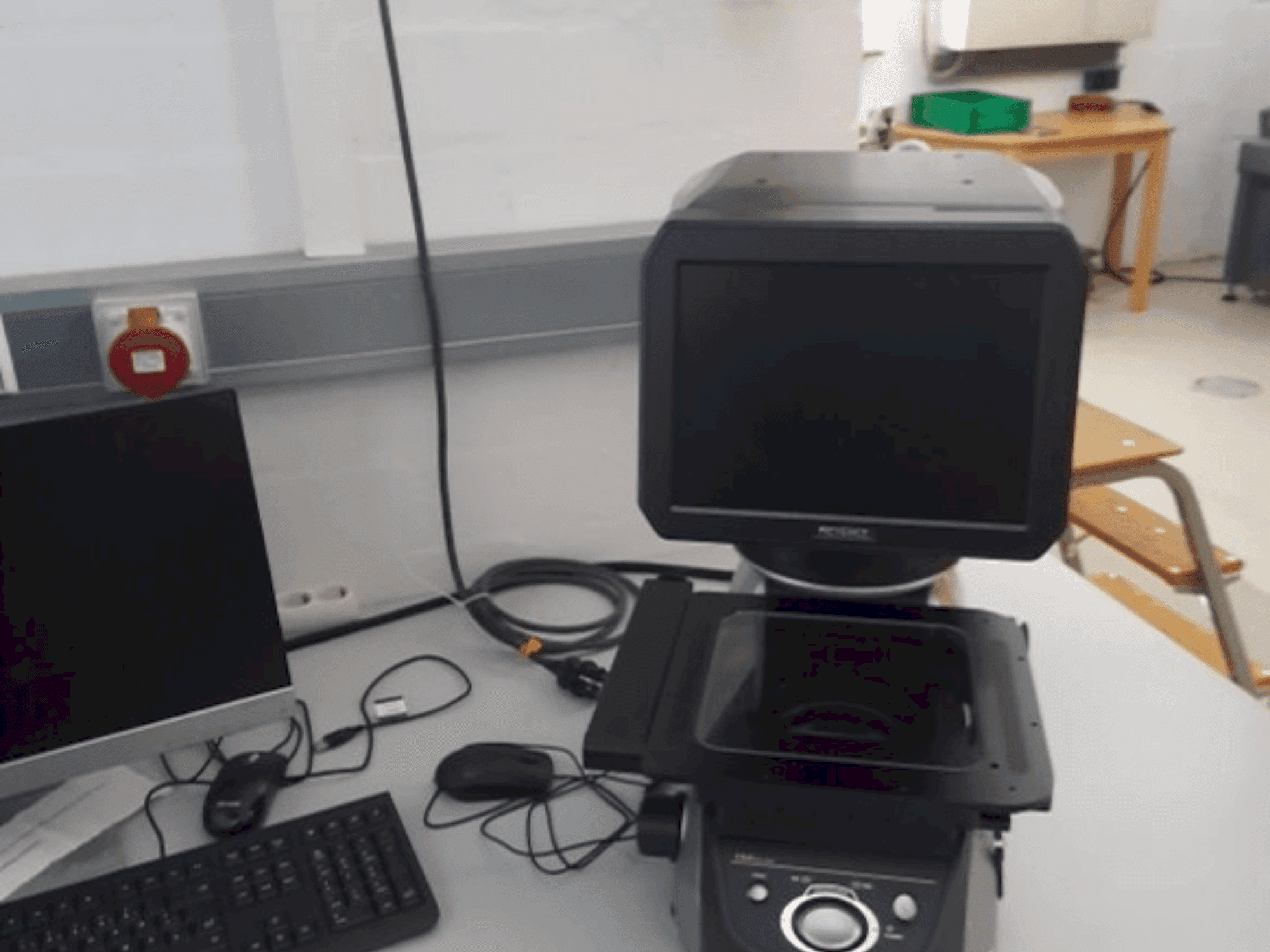 Vista frontal de la máquina KEYENCE IM-7020