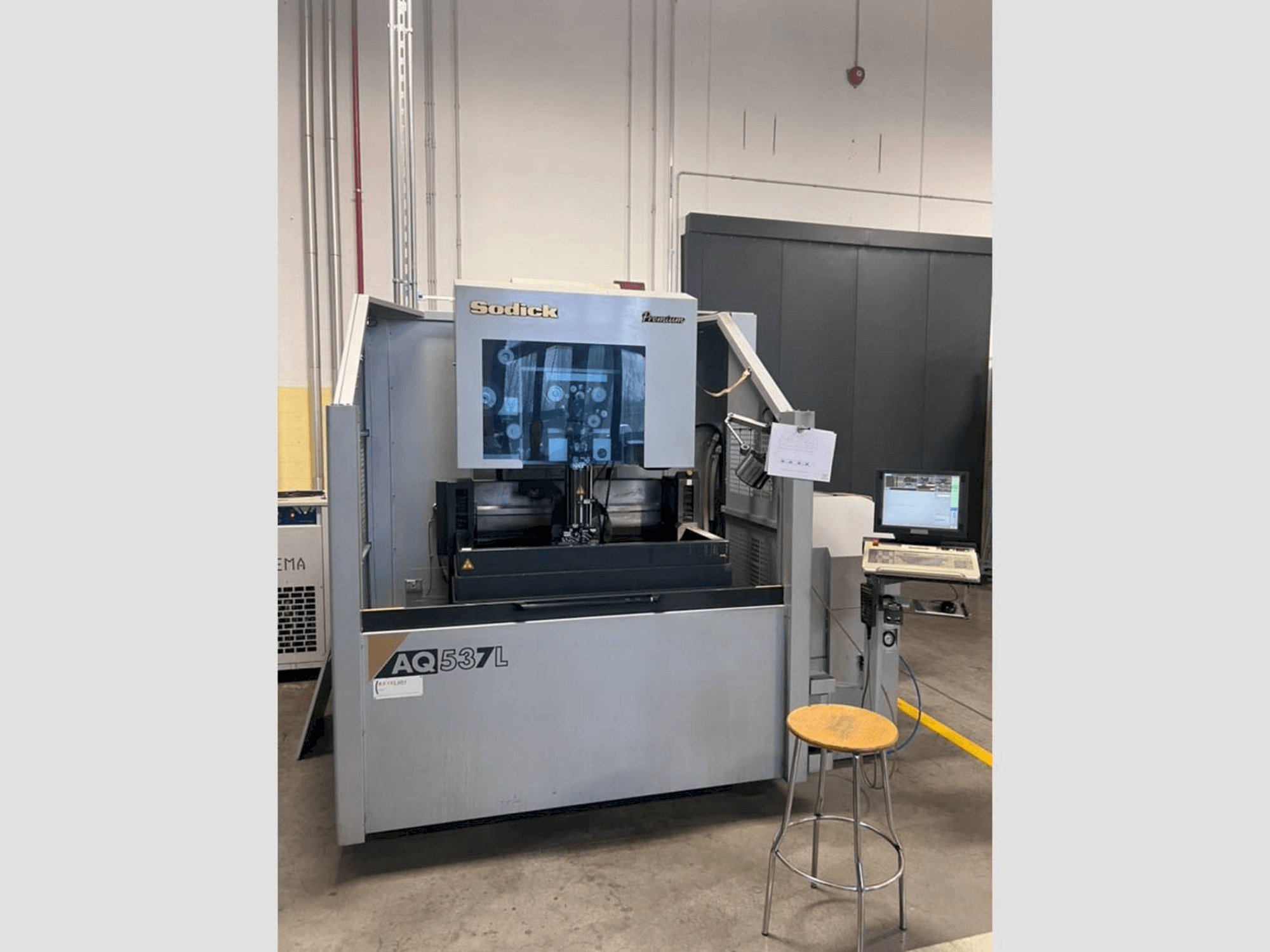 Vista frontal de la máquina Sodick AQ537L