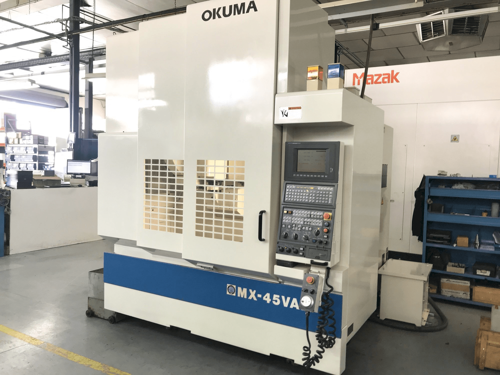 Vista frontal de la máquina Okuma MX-45 VAE