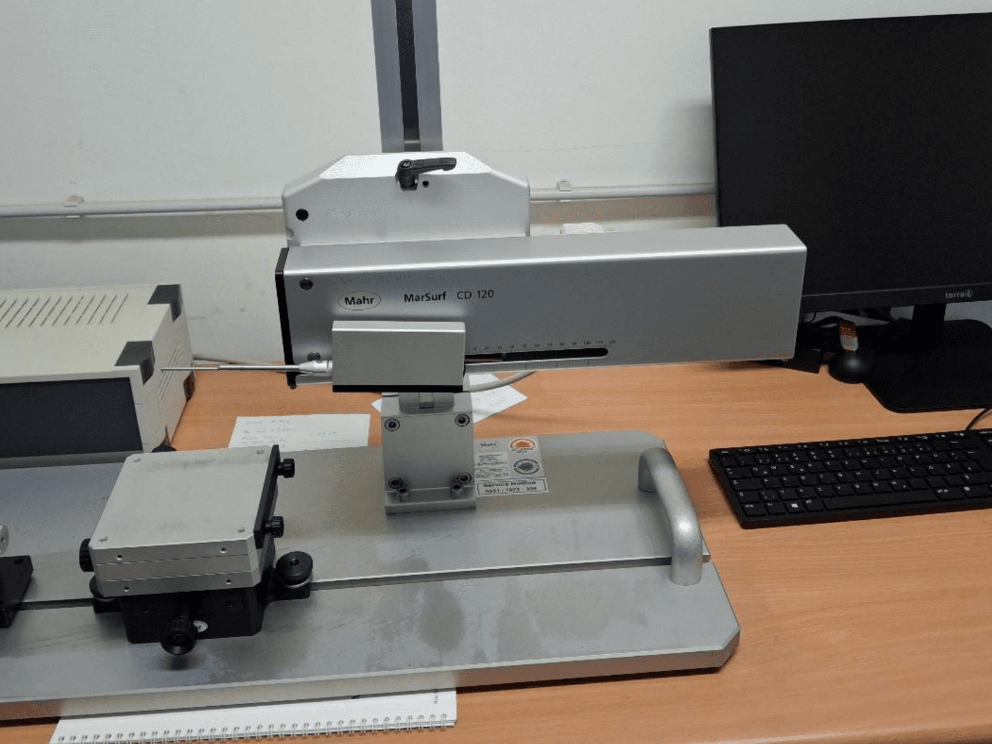 MMC MARSURF CD 120 de Mahr vista de frente, mostrando el cabezal de medición, el panel de control y la mesa de medición montada.