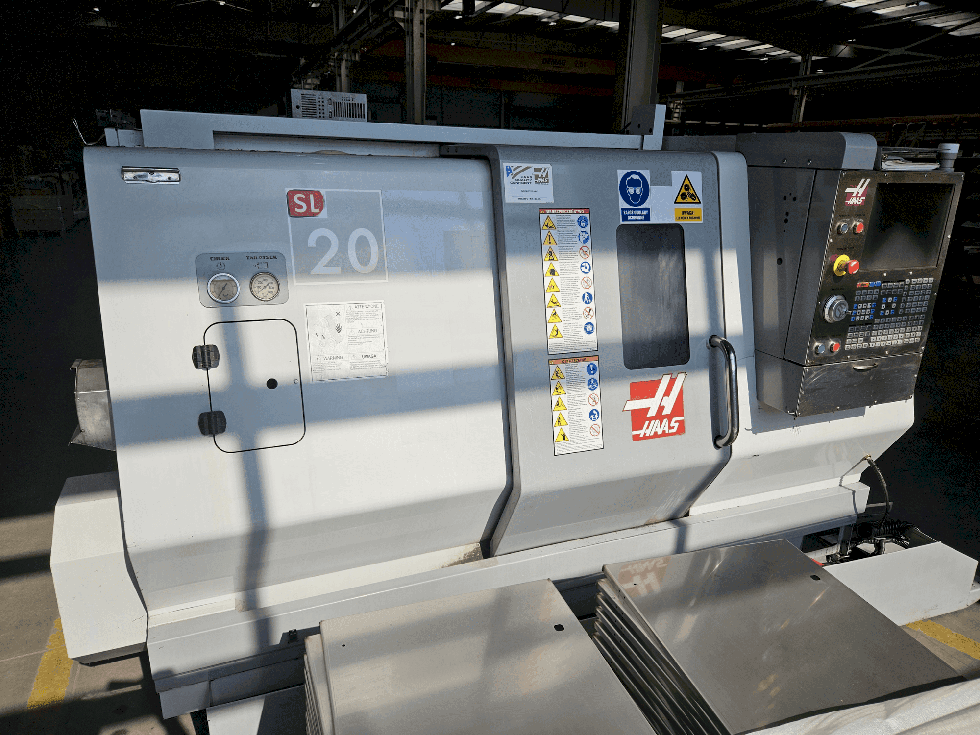 Vista frontal de la máquina HAAS SL-20 TBHE