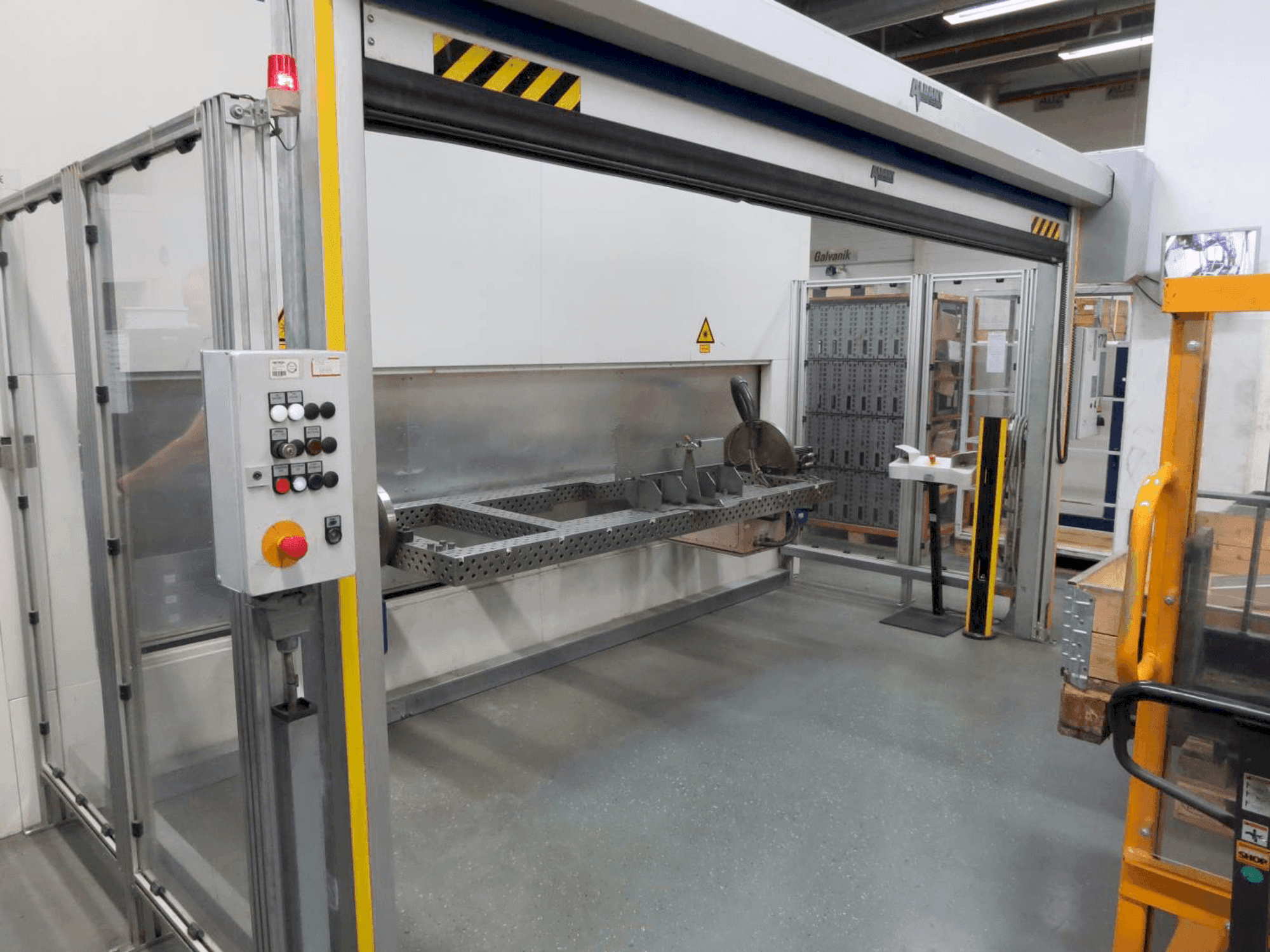 Vista frontal de la máquina TRUMPF TruLaser Robot 5020