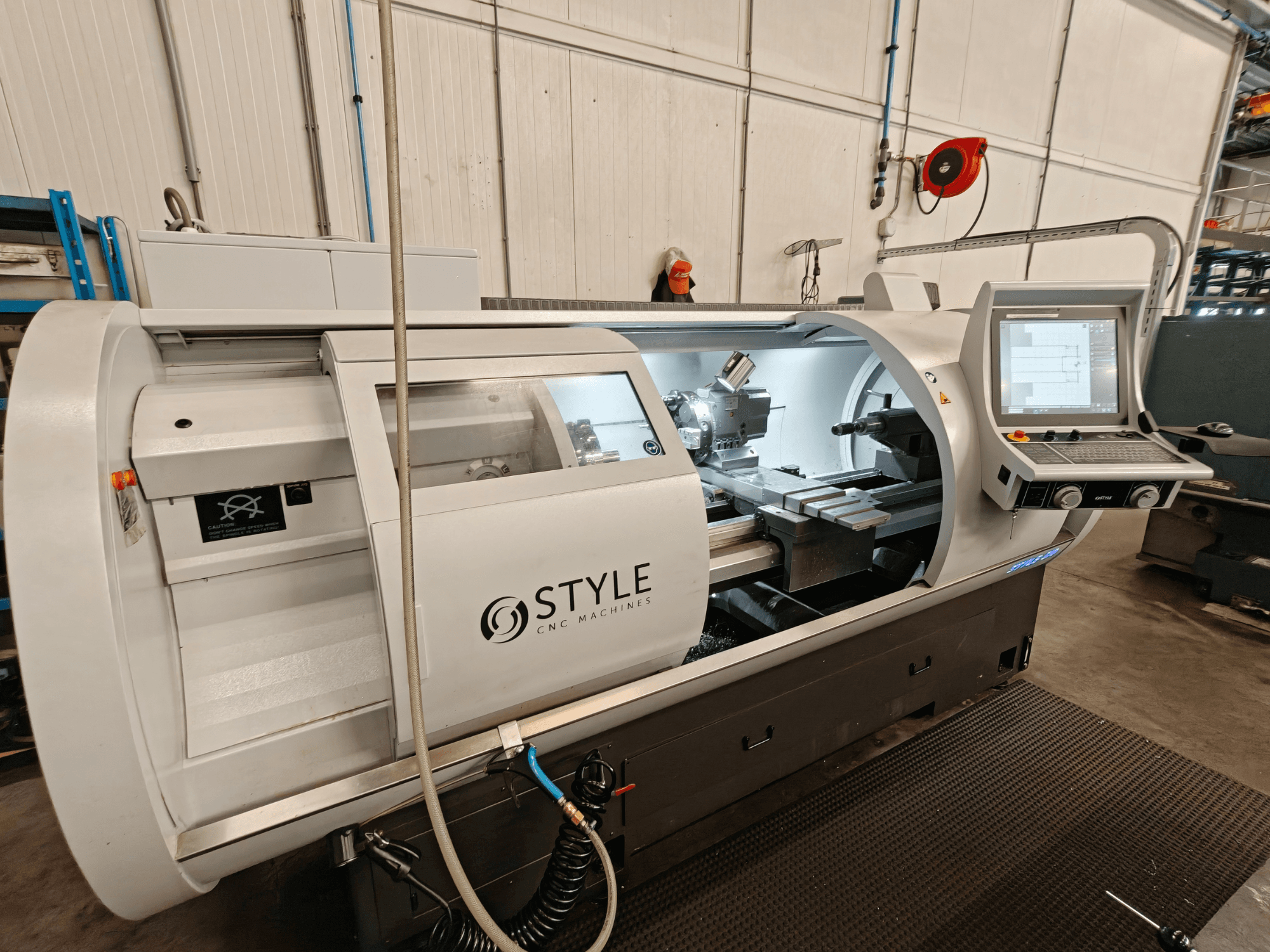 Tornos horizontales STYLE 510, vista frontal, con panel de control y herramientas de corte visibles dentro del espacio de trabajo.