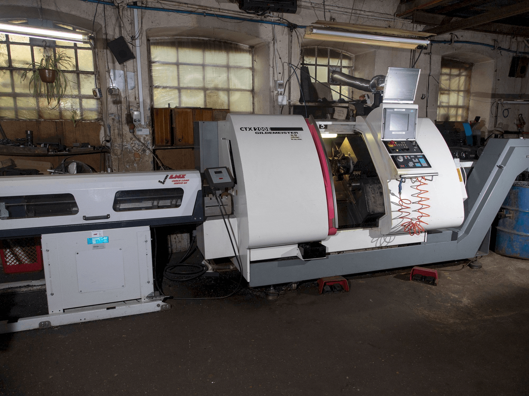 Vista frontal de la máquina Gildemeister CTX-200 E