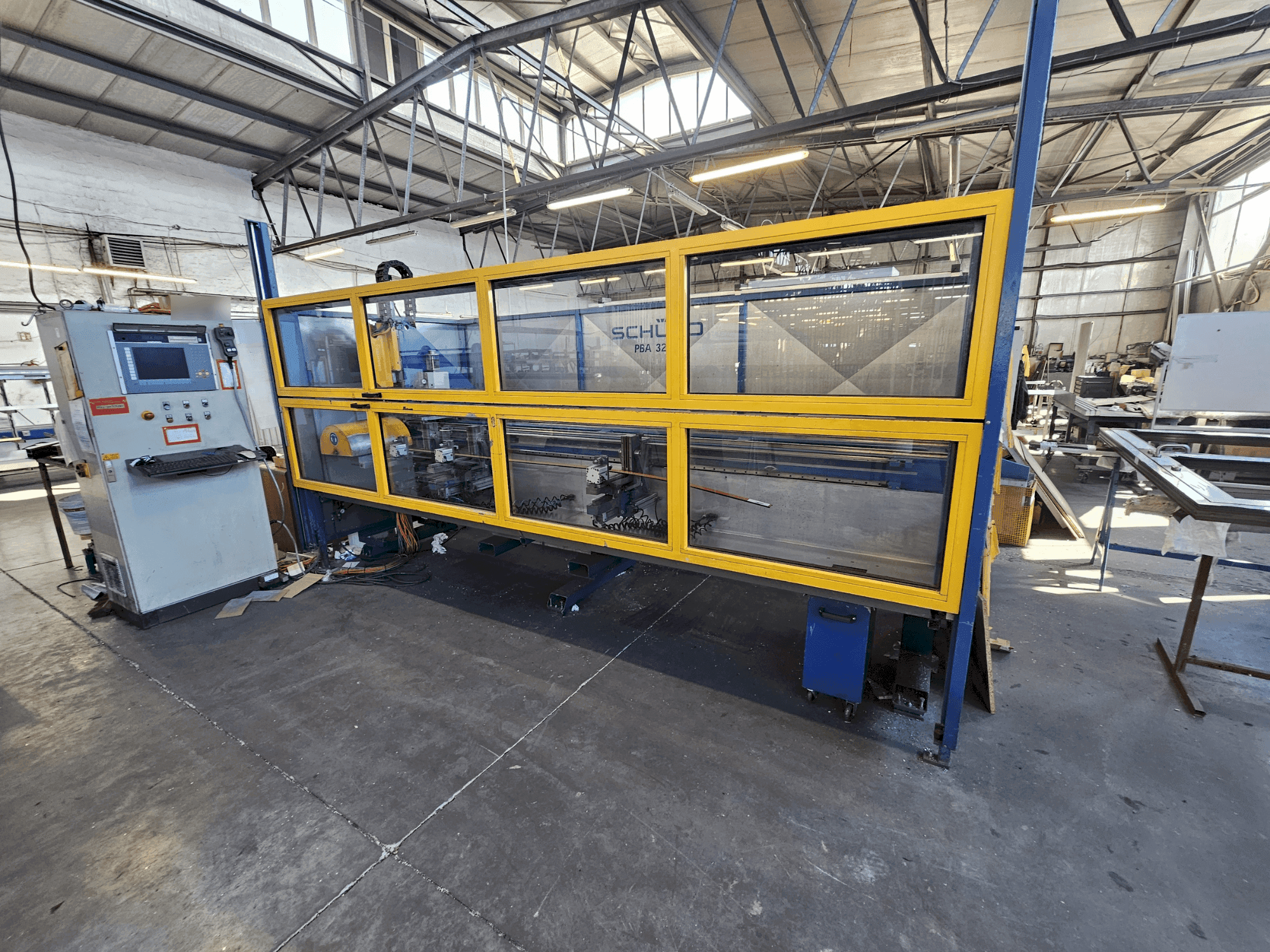 Vista frontal de la máquina SCHÜCO PBA 3250