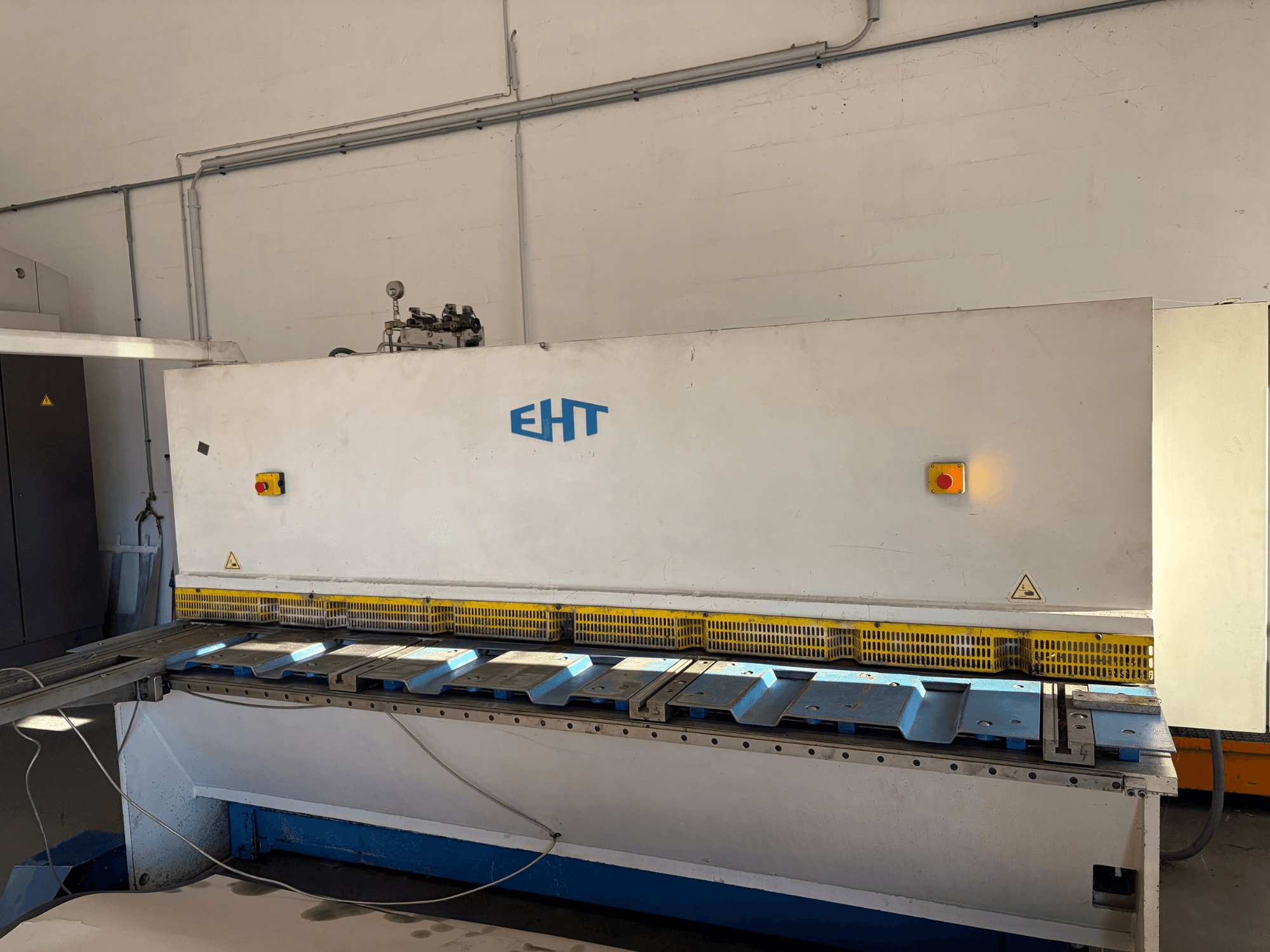 Cizalla hidráulica EHT ISS 5-30 en un taller; vista frontal en la que se aprecian el panel de control y la superficie de corte.