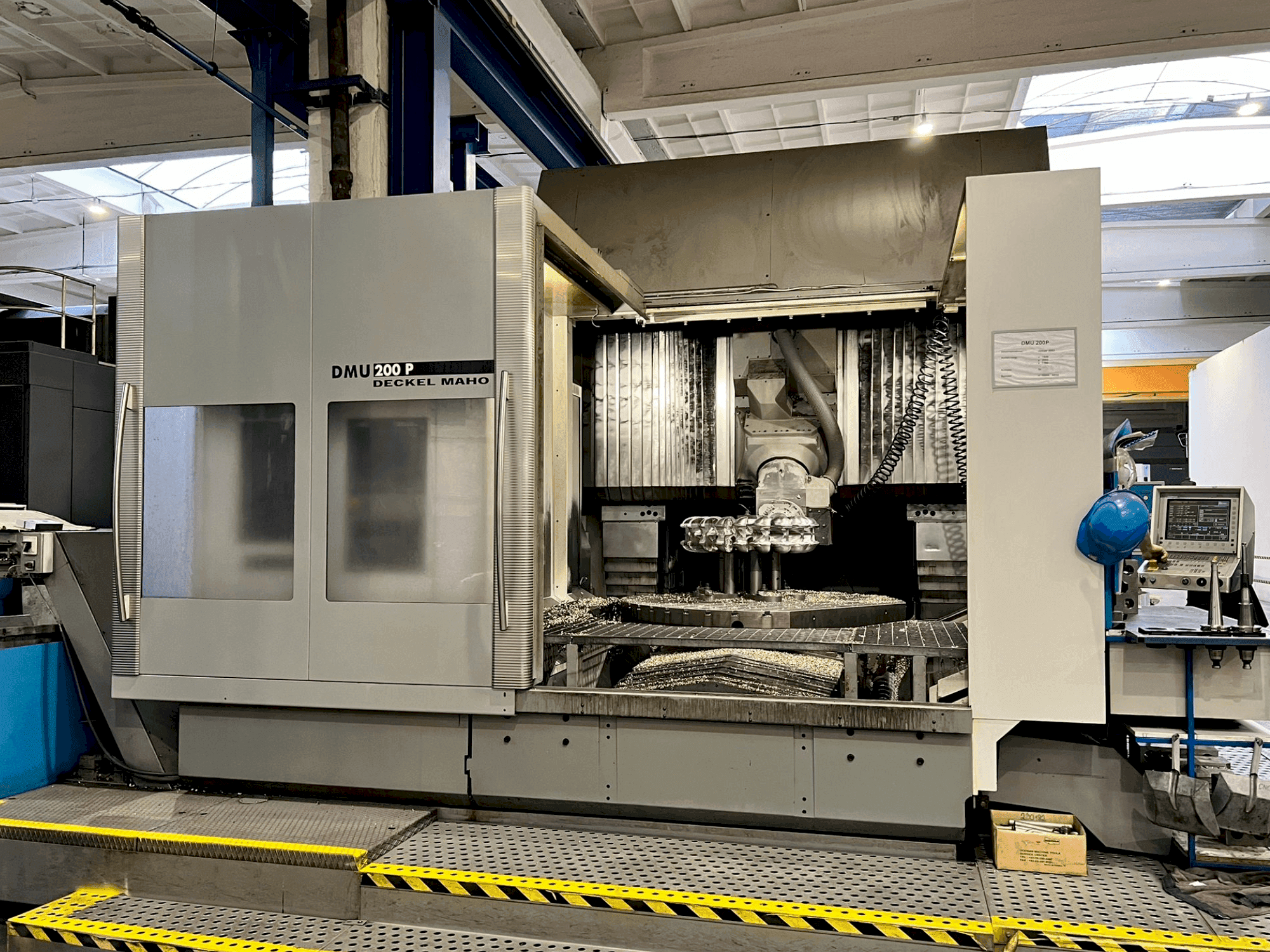 Vista frontal de la máquina DECKEL MAHO DMU 200P