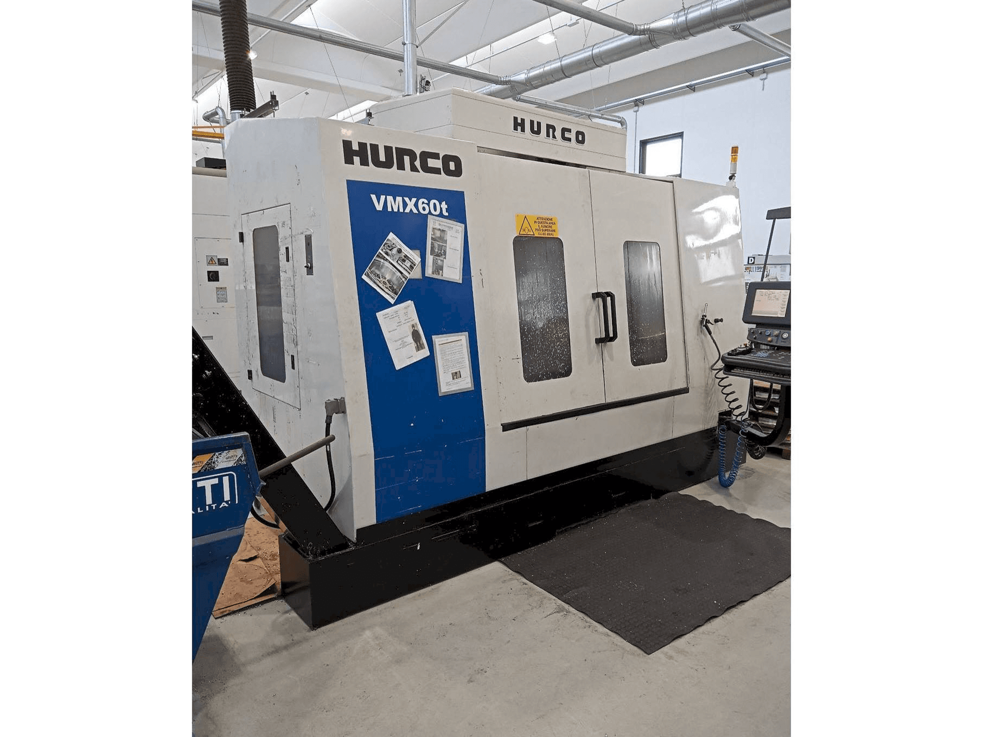 Vista frontal de la máquina Hurco VMX 60T