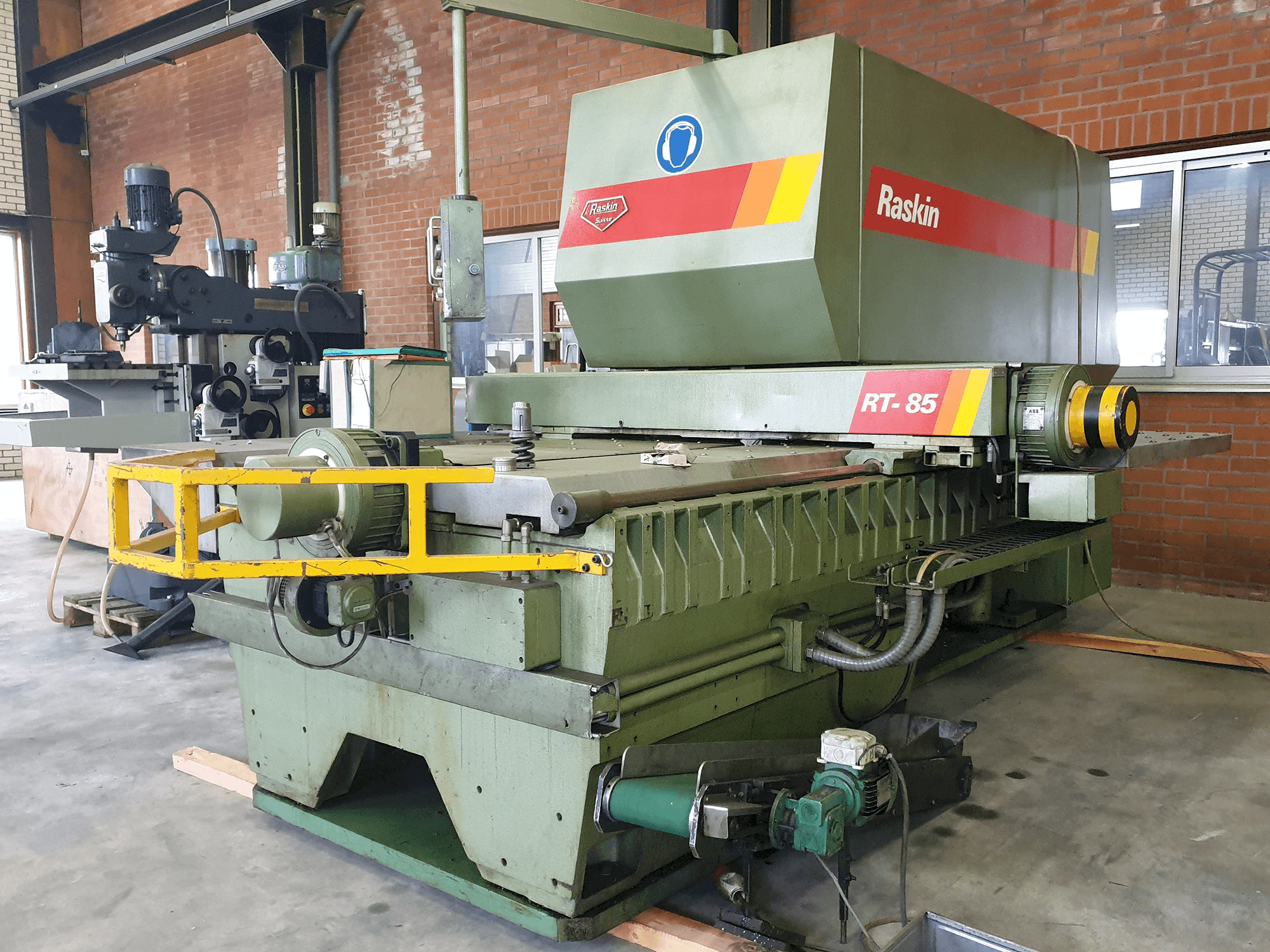 Vista derecha de la máquina Raskin RT-85