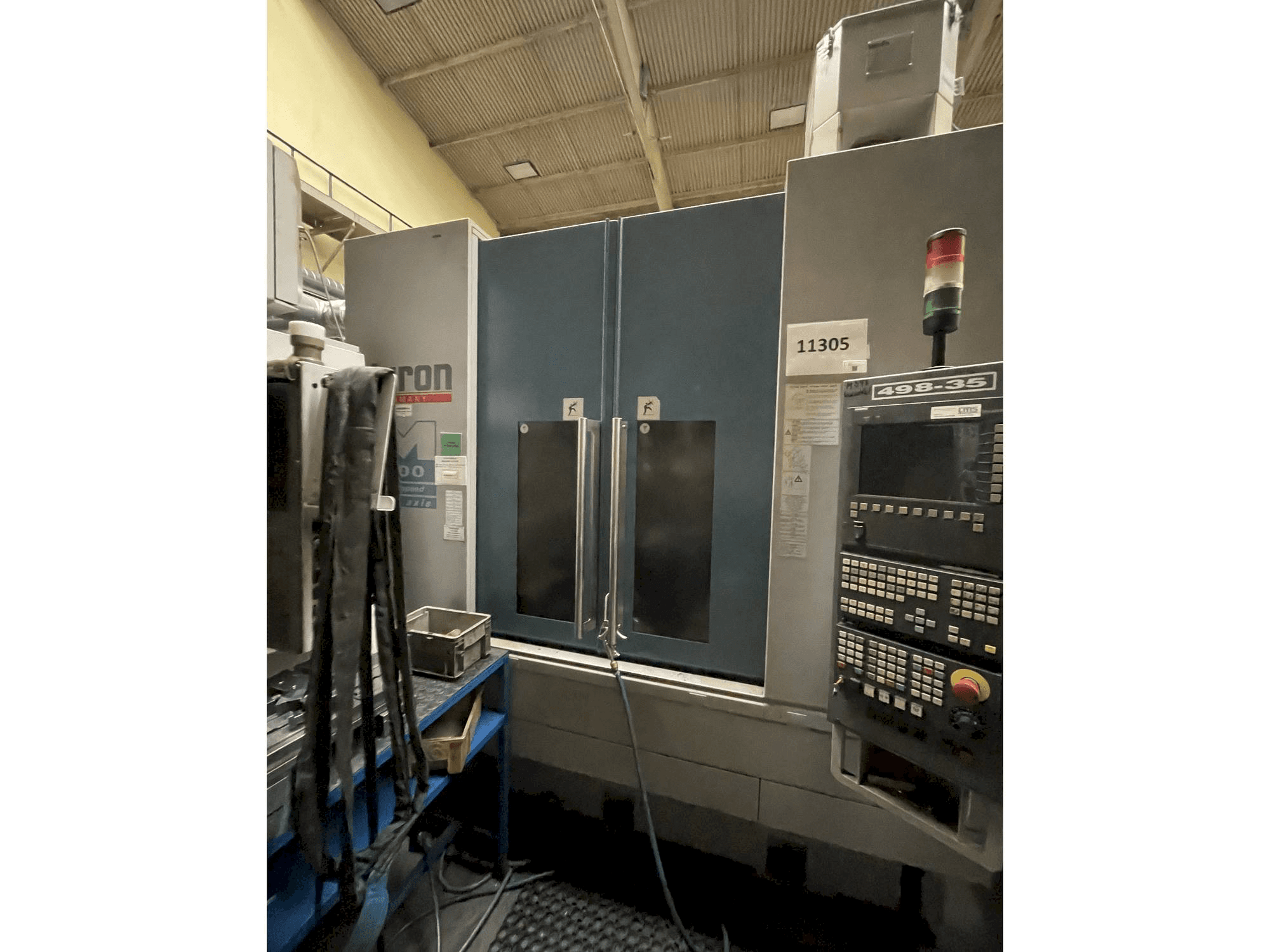 Vista frontal de la máquina CHIRON MILL FA 800
