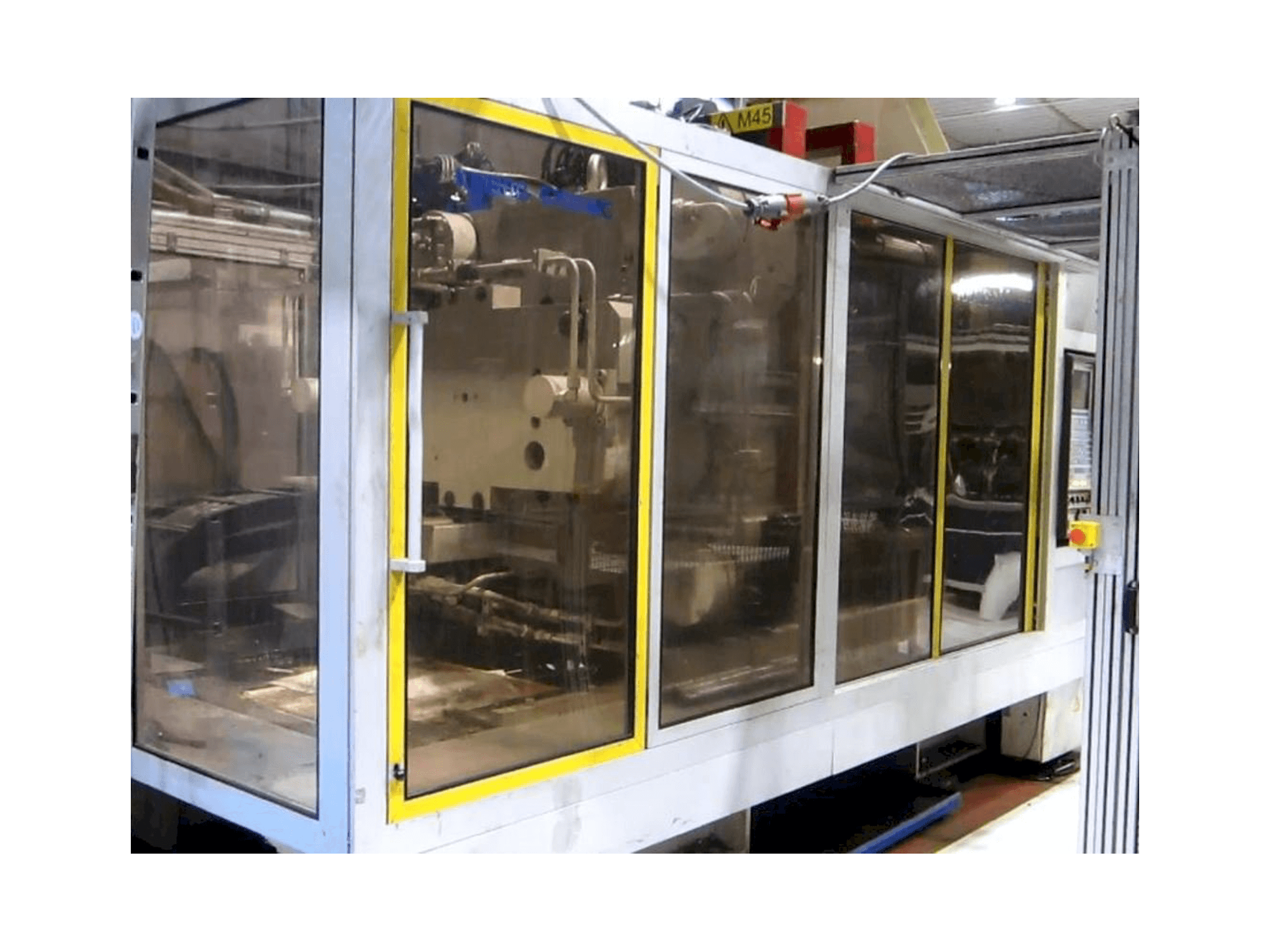 Vista frontal de la máquina Krauss Maffei KM 800/5700 MC