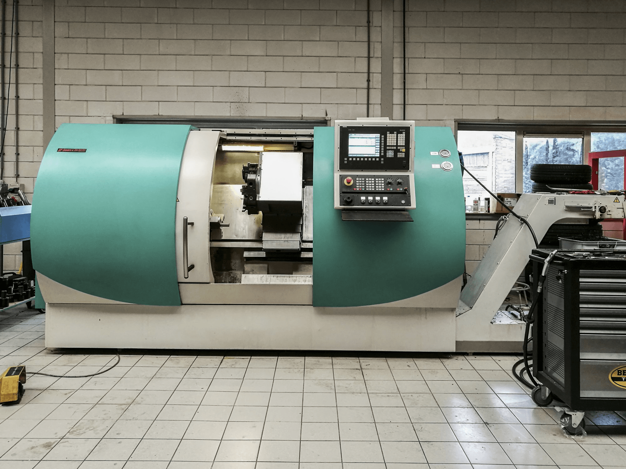 Vista frontal de la máquina TRENS SBL 500 CNC