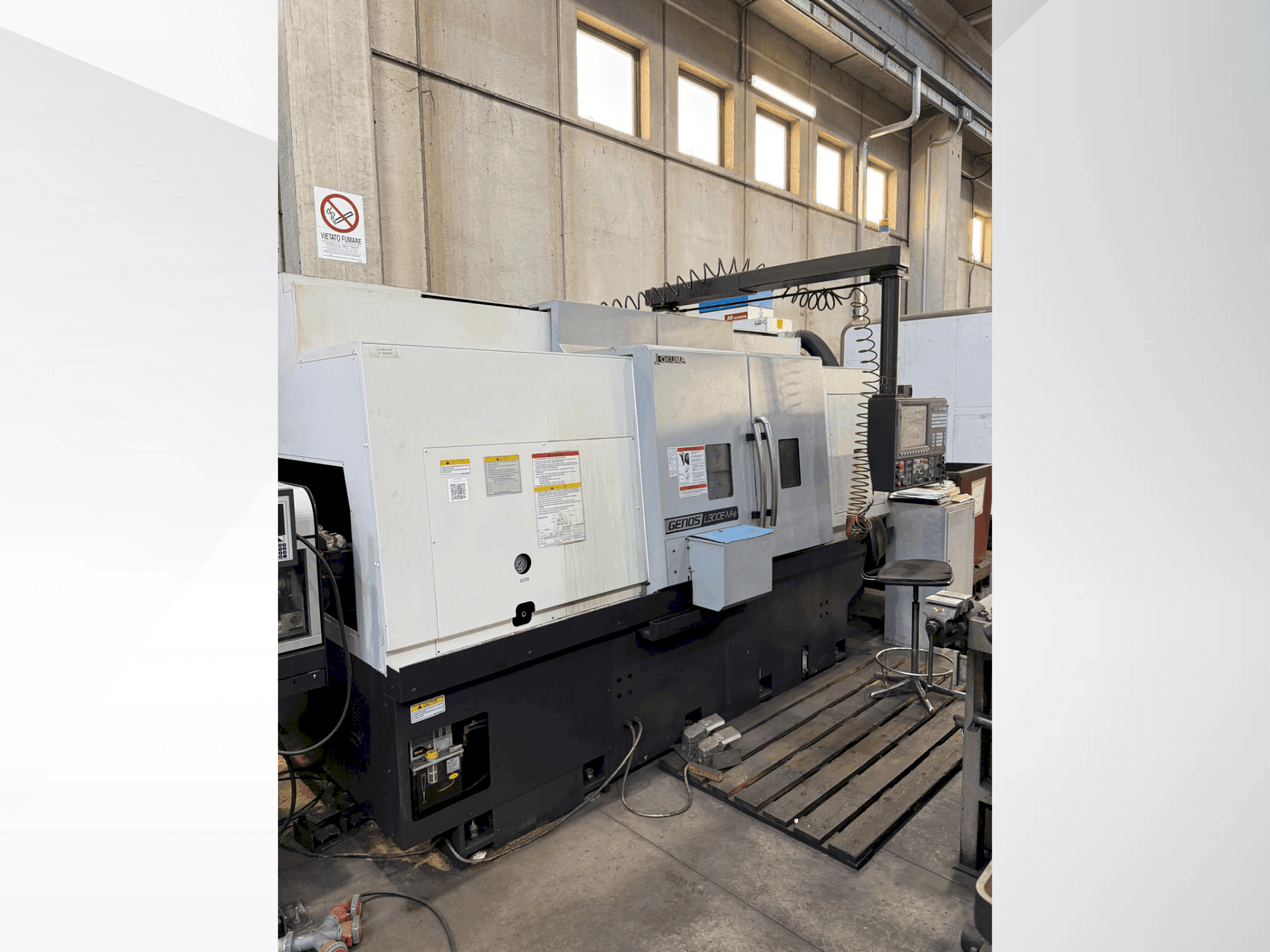 Vista frontal de la máquina Okuma Genos L 300E-MY-e