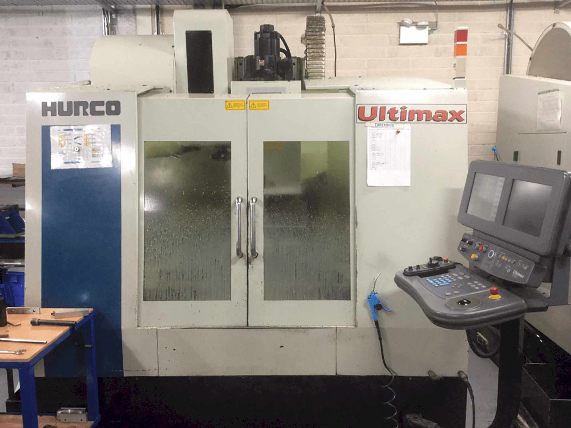 Vista frontal de la máquina Hurco Ultimax VMX30