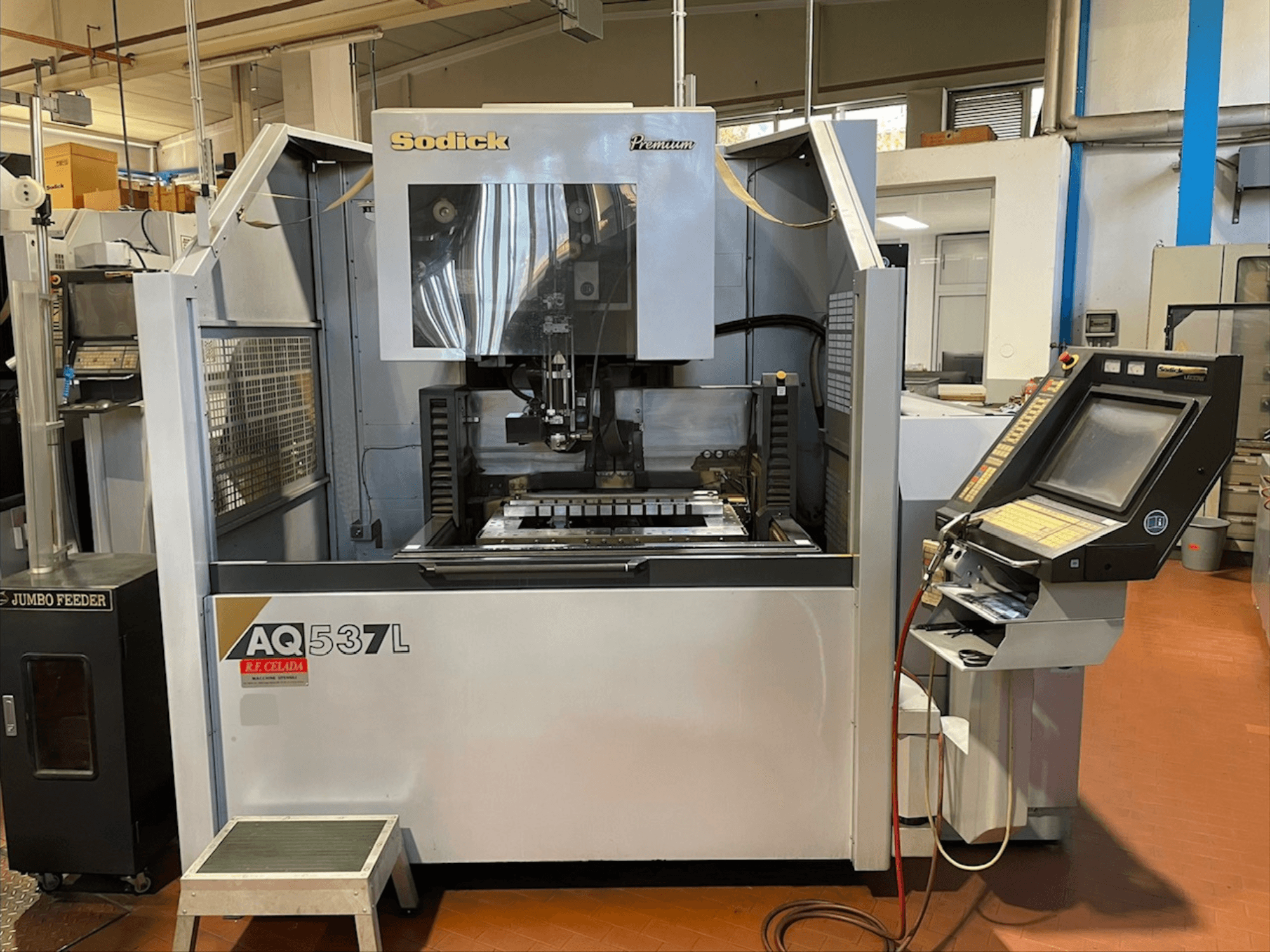 Máquina de electroerosión por hilo Sodick AQ537L en vista frontal, mostrando el panel de control y la zona de mecanizado con los componentes visibles.