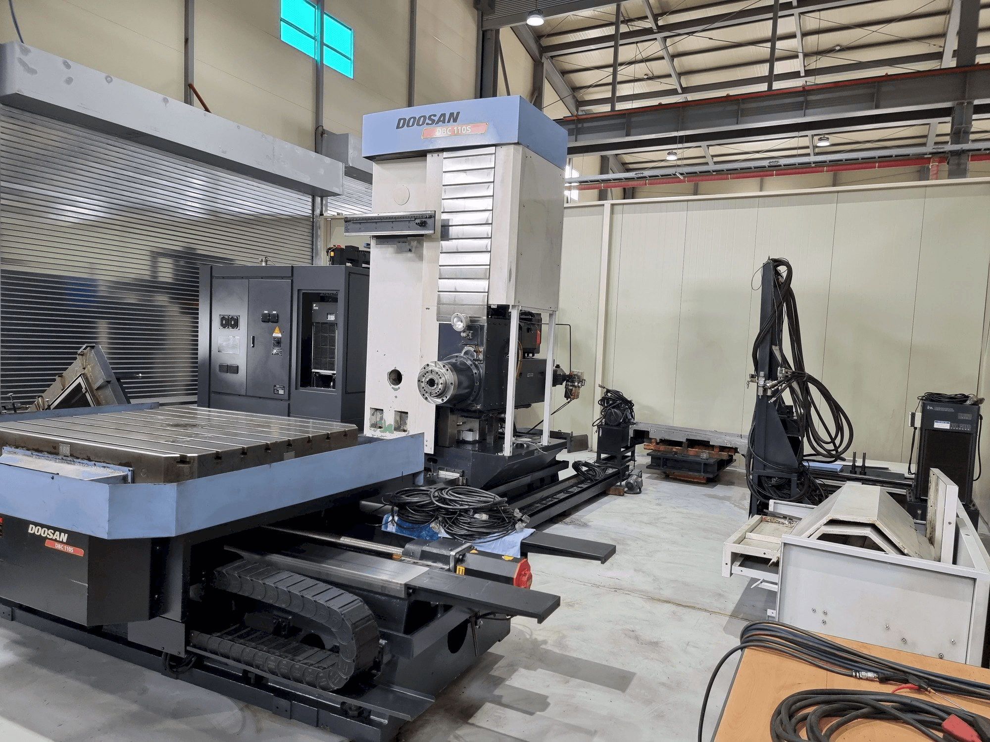Vista frontal de la máquina Doosan DBC 110S