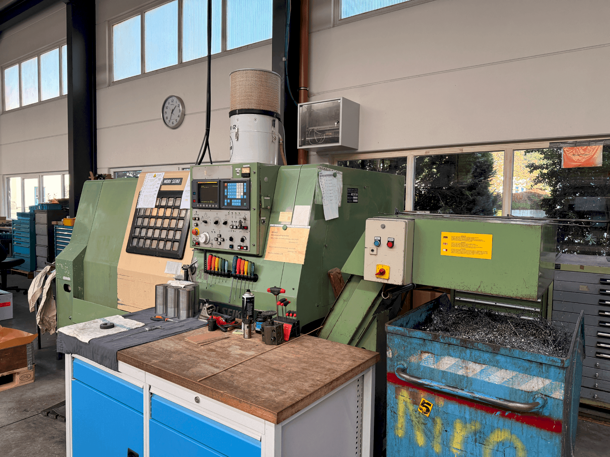 Vista frontal de la máquina MORI SEIKI SL 25 (1989)