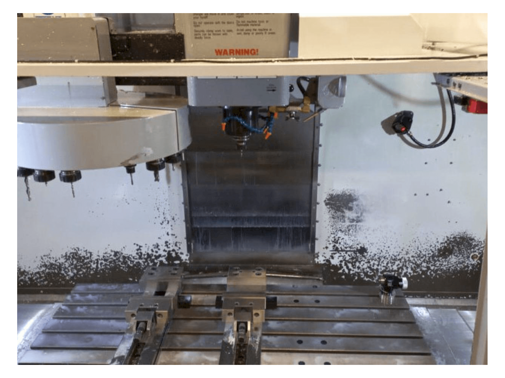 Vista frontal de la máquina HAAS VF-4 DHE