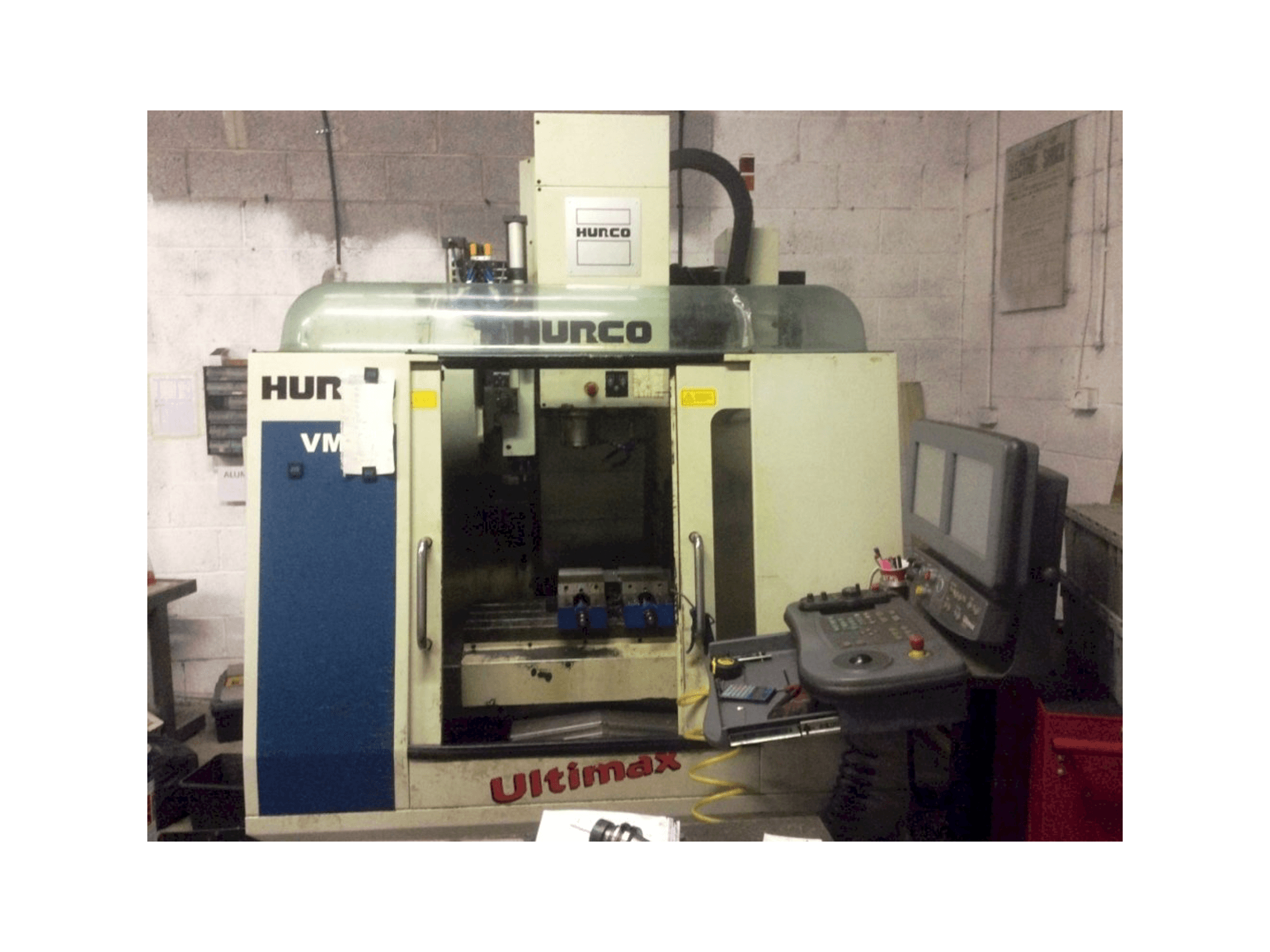 Vista frontal de la máquina Hurco VM1