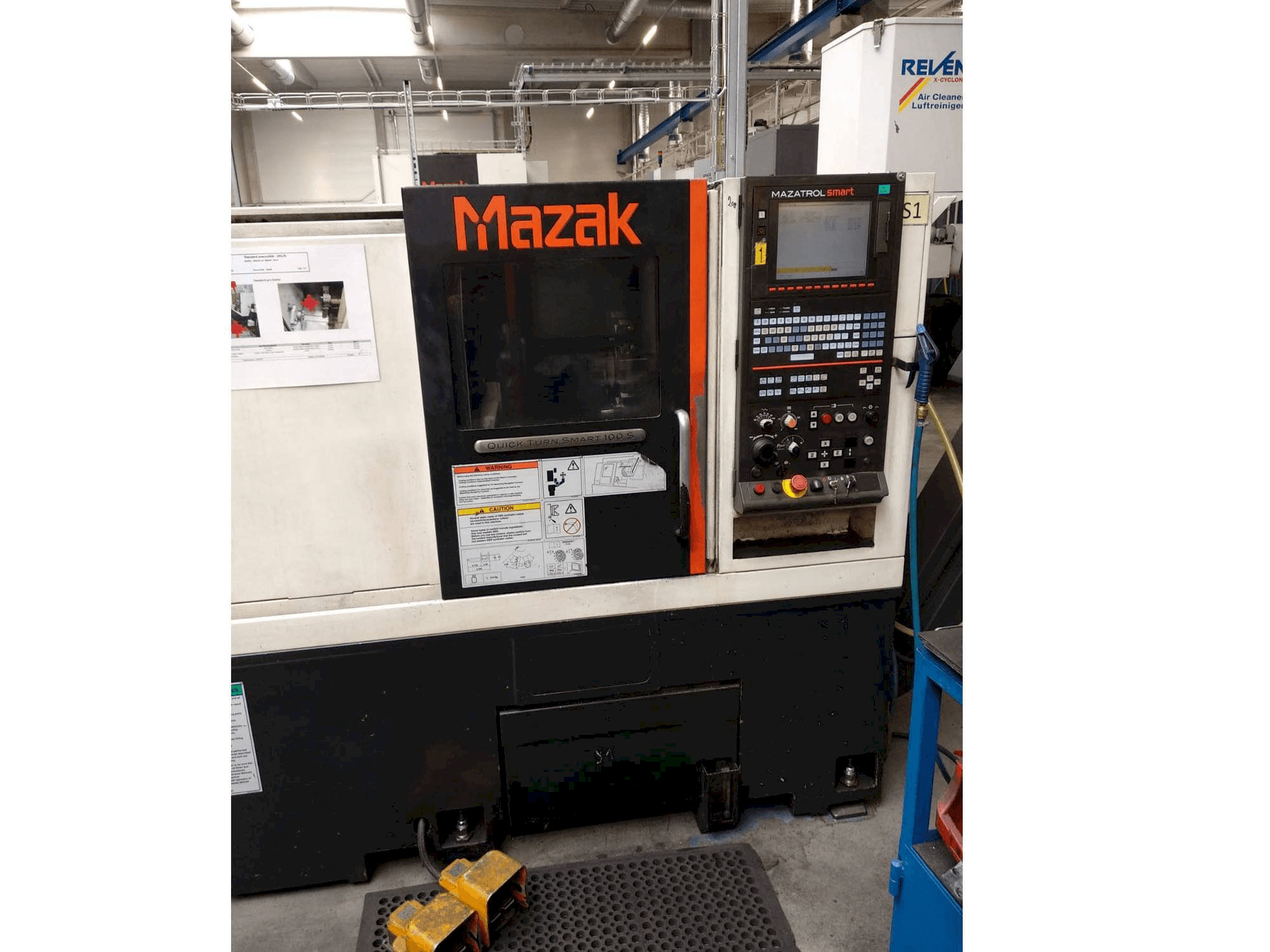 Vista frontal de la máquina Mazak Quick Turn Smart 100 S