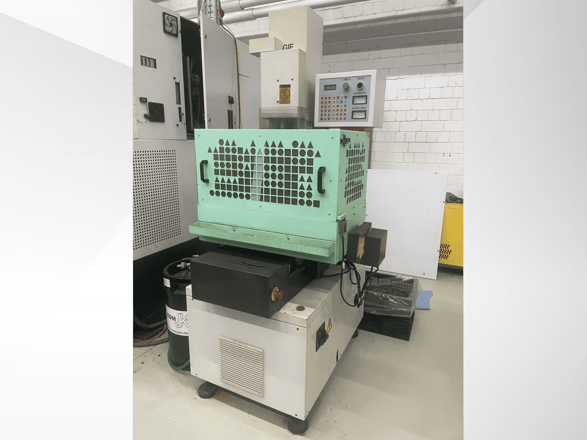 AGIE Drill, taladro para metal, vista frontal muestra controles, carcasa verde y diseño compacto. Ideal para trabajos de precisión.