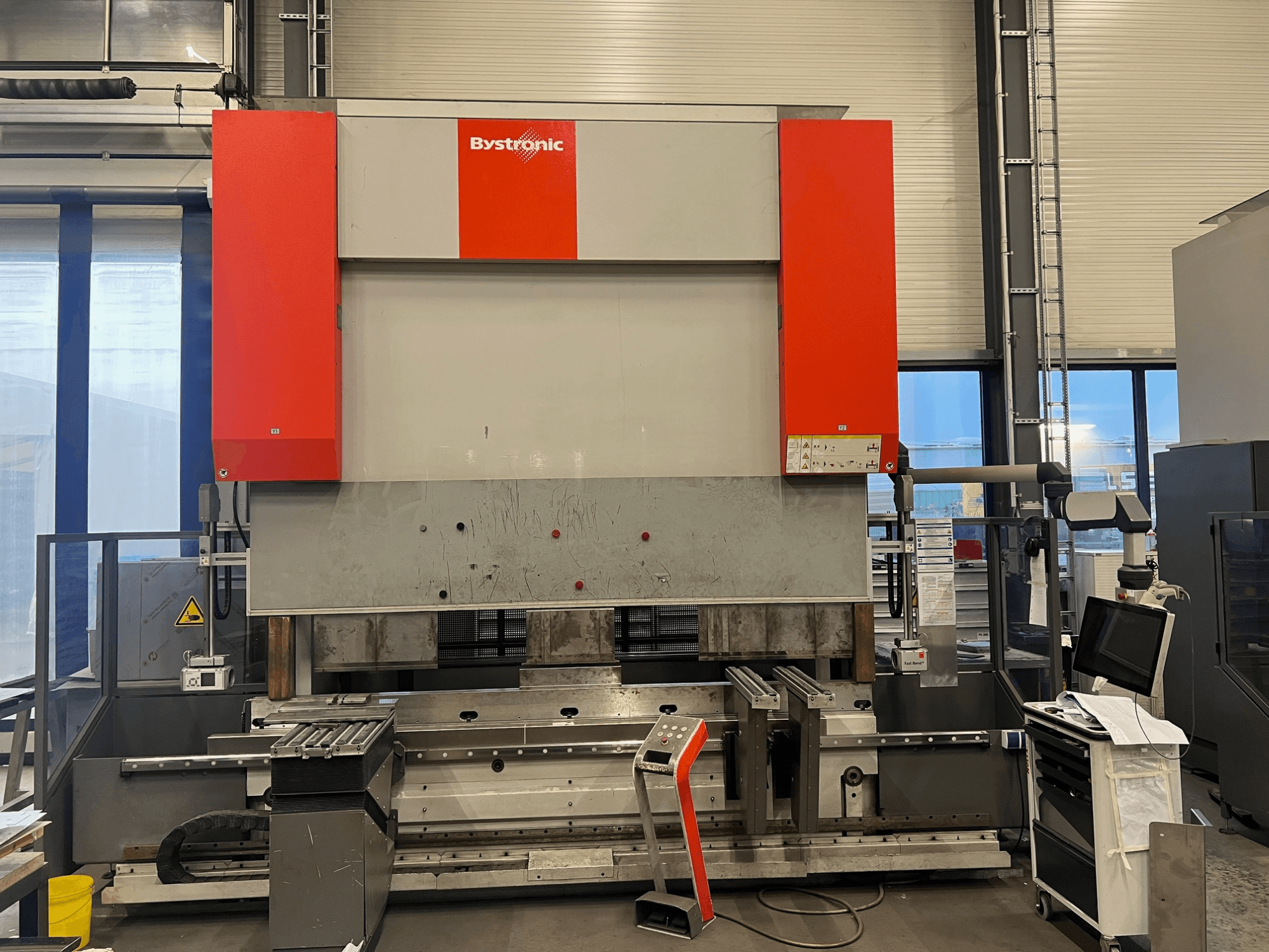 Plegadora de chapa Bystronic en vista frontal, con un diseño elegante, panel de control y funciones de seguridad.