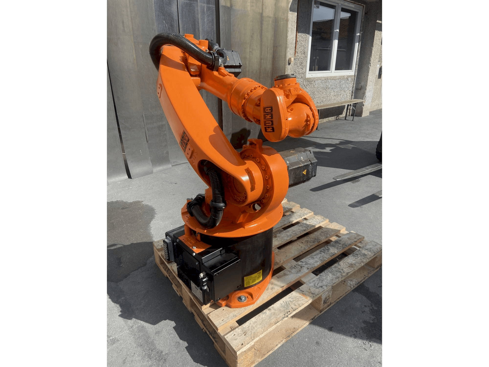 Vista frontal de la máquina KUKA Kr16