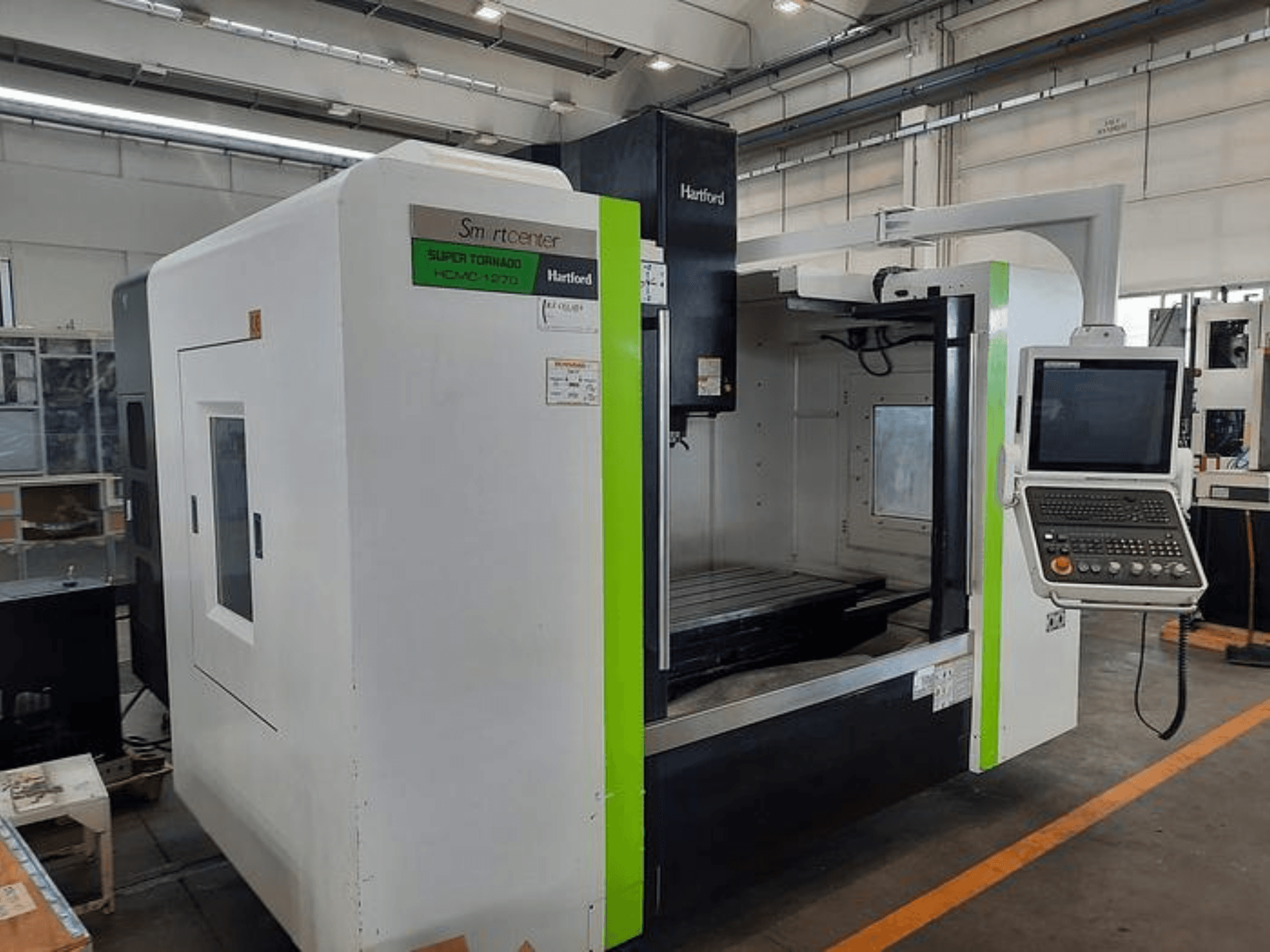 Máquina CNC Hartford Super Tornado HCM-1270, vista frontal, mostrando el panel de control y el área de trabajo abierta.