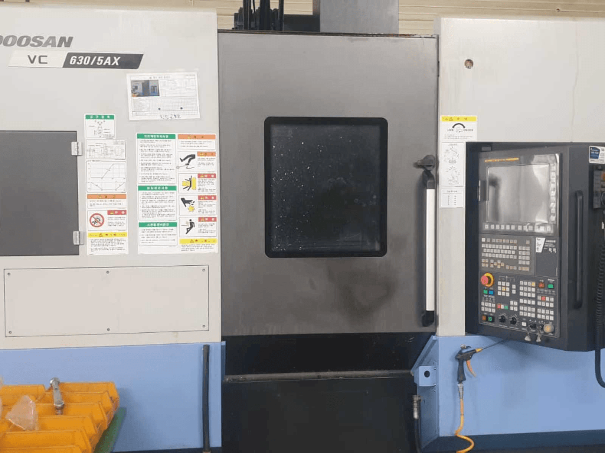 Vista frontal de la máquina Doosan VC 630/5AX