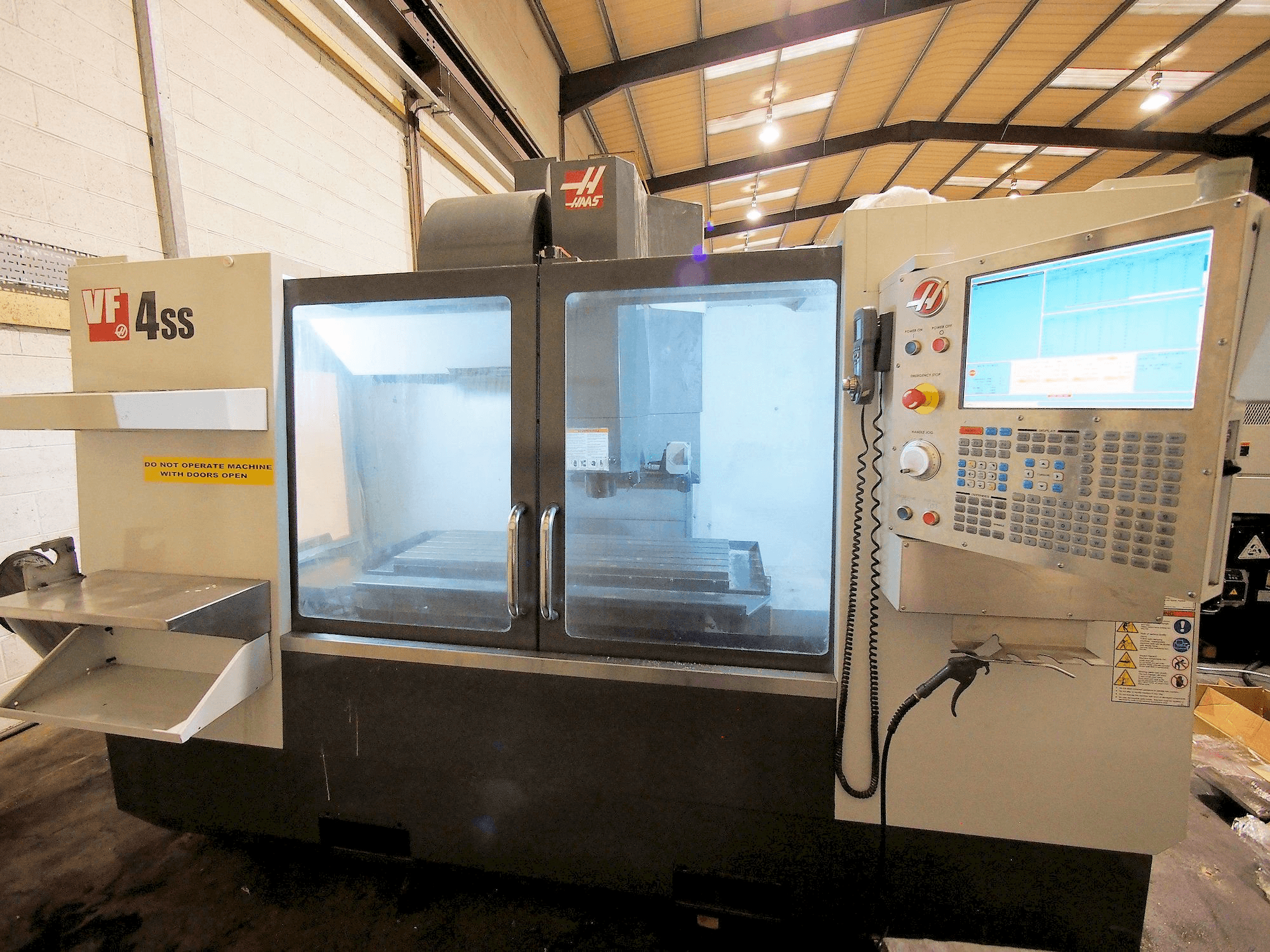 Vista frontal de la máquina HAAS VF-4SS