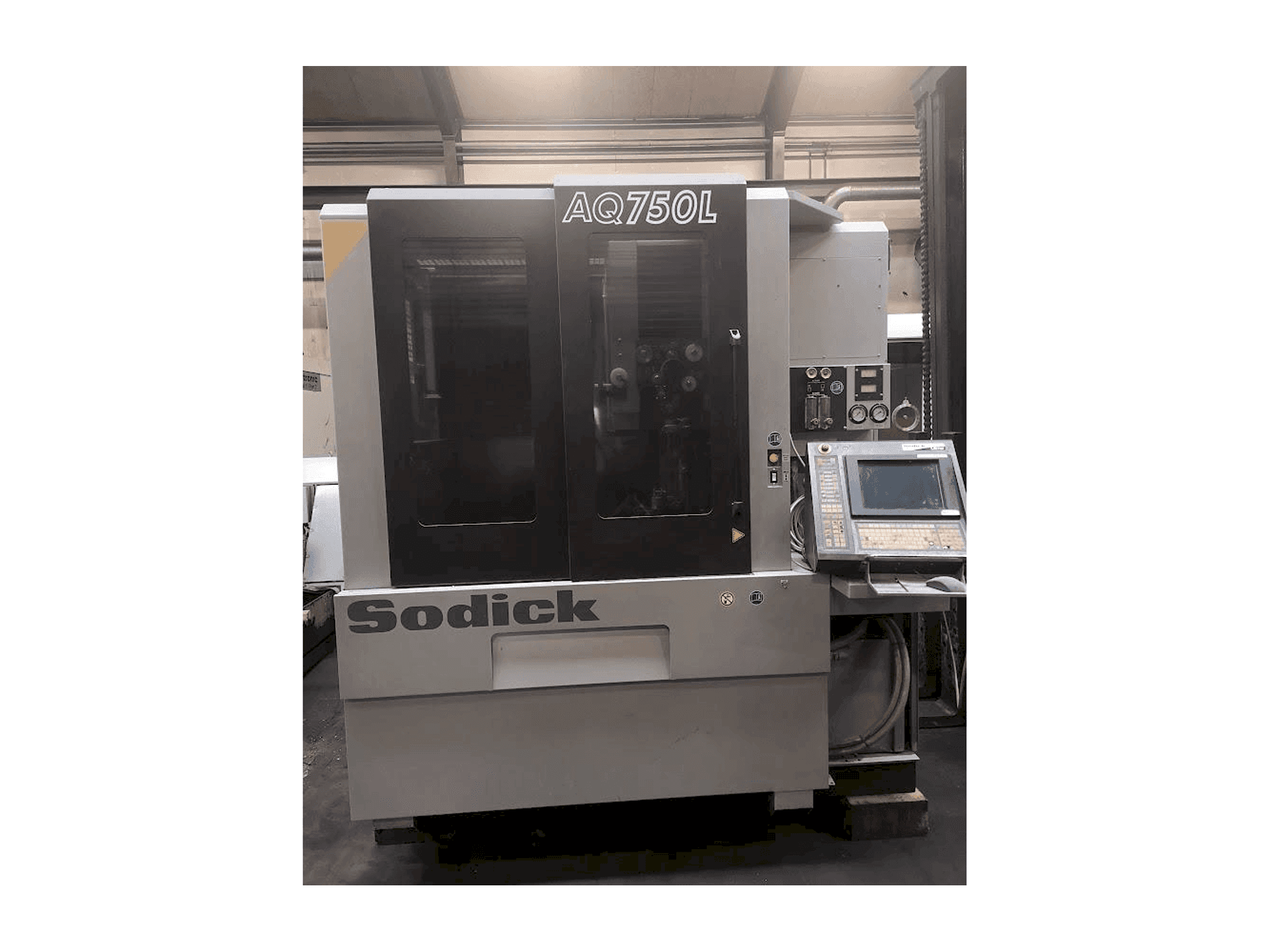 Vista frontal de la máquina Sodick AQ750L