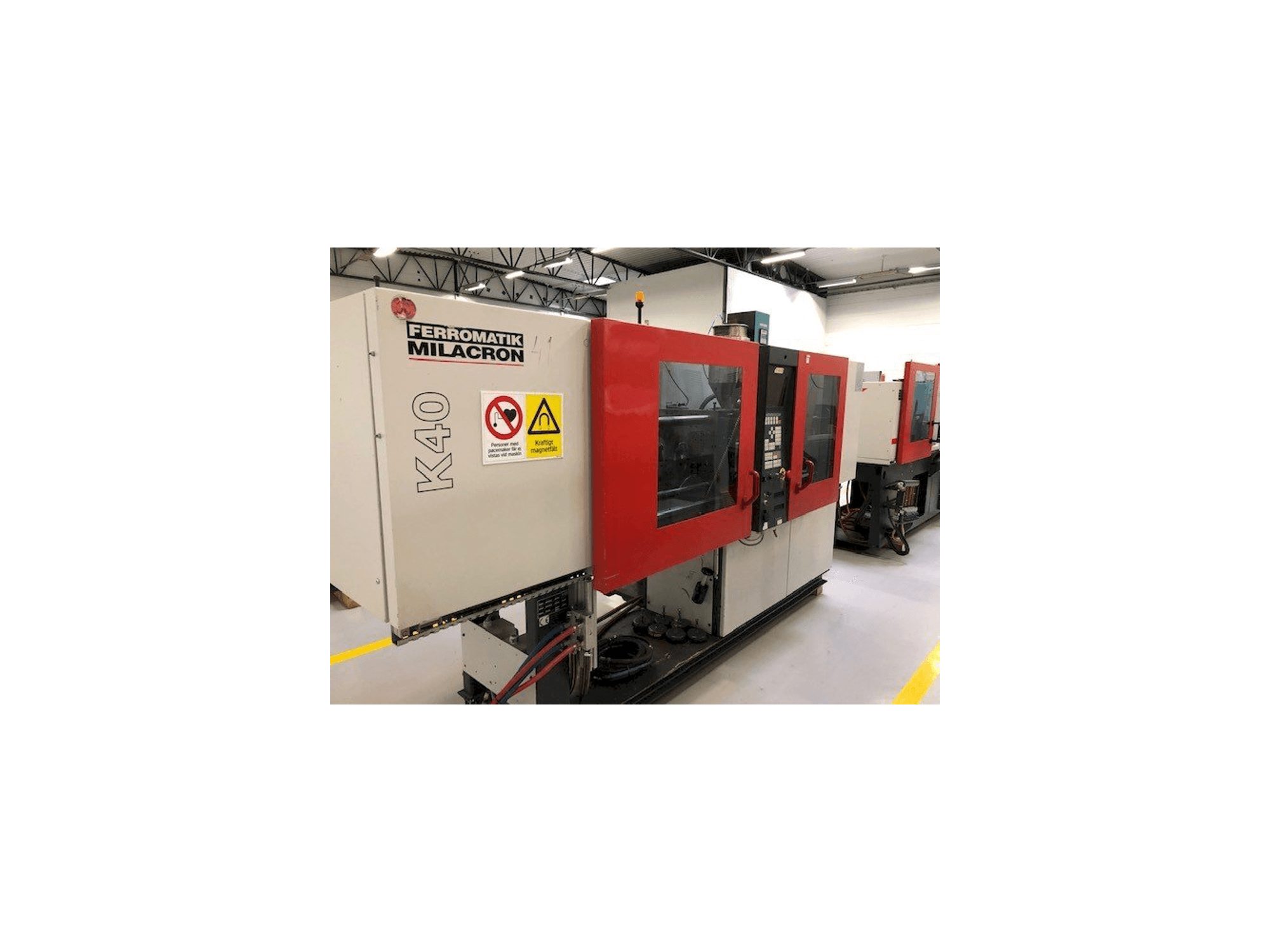 Vista lateral izquierda de la máquina FERROMATIK MILACRON K40 D-E