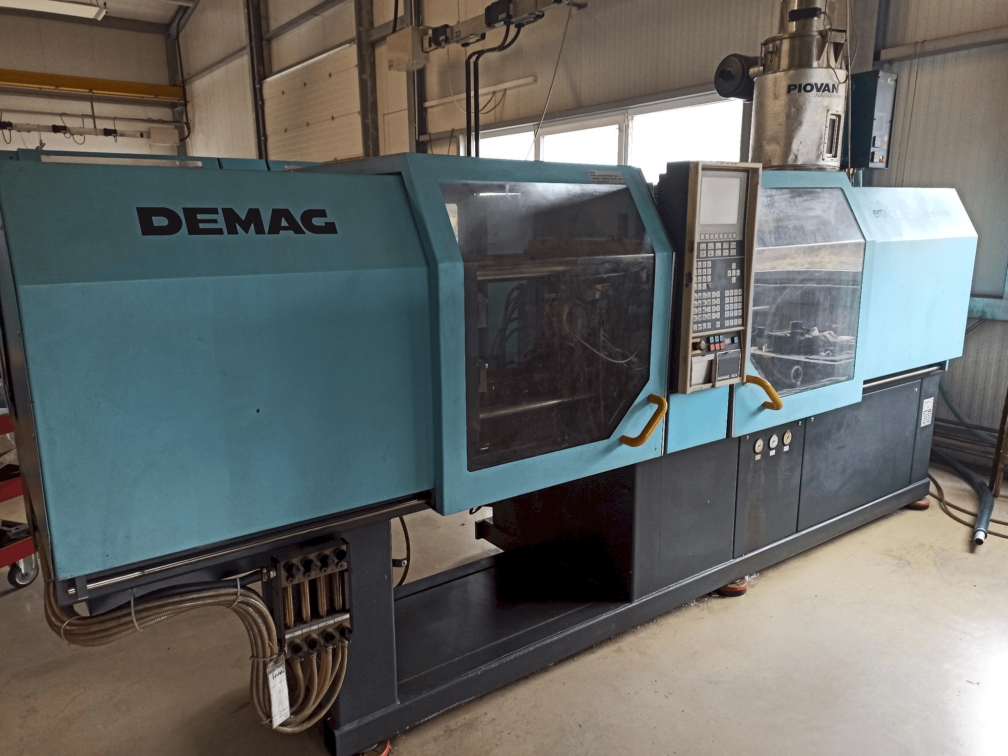 Vista lateral izquierda de la máquina DEMAG Ergotech 150-610 Compact