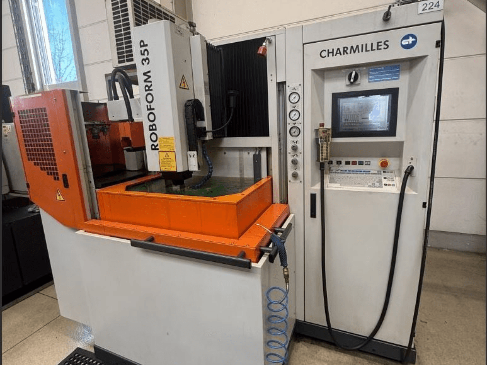 Máquina de electroerosión por penetración Charmilles ROBOFORM 35P, vista frontal, con panel de control, pórtico y depósito de fluido en funcionamiento.