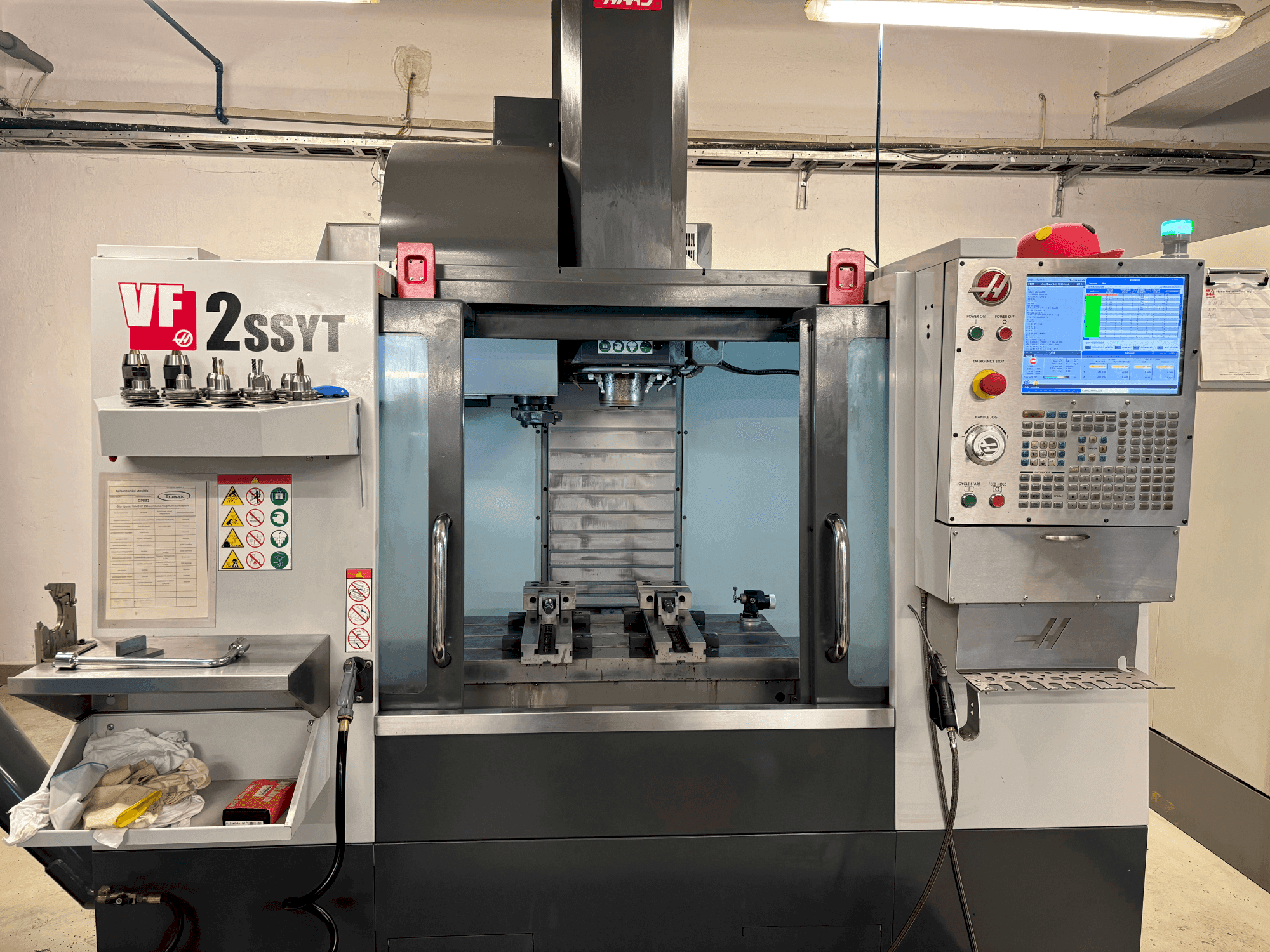 Vista frontal de la máquina HAAS HAAS VF-2SSYT