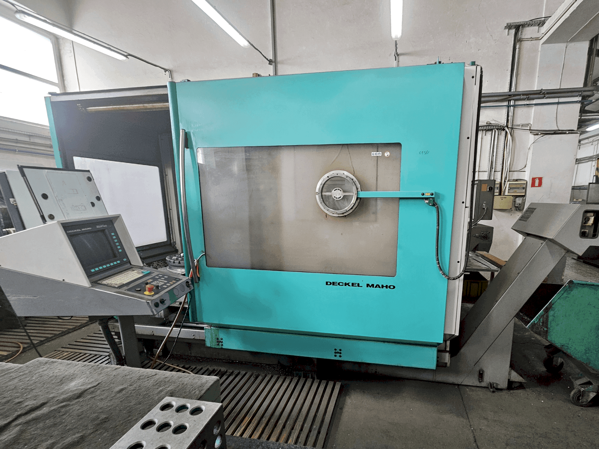 Vista frontal de la máquina DECKEL MAHO DMU 60P