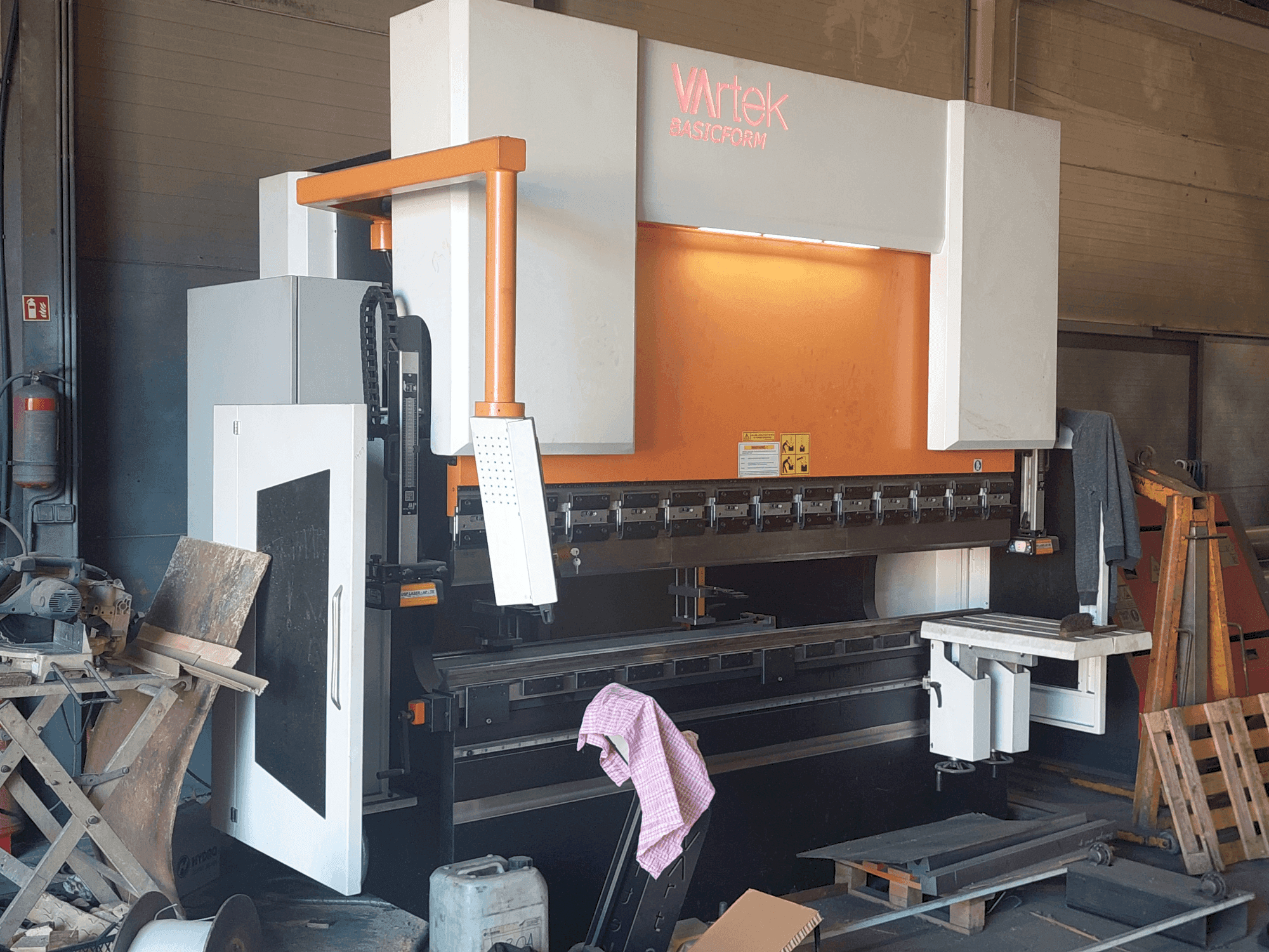 Vista frontal de la máquina VARTEK BasicForm 2600 / 135 CNC