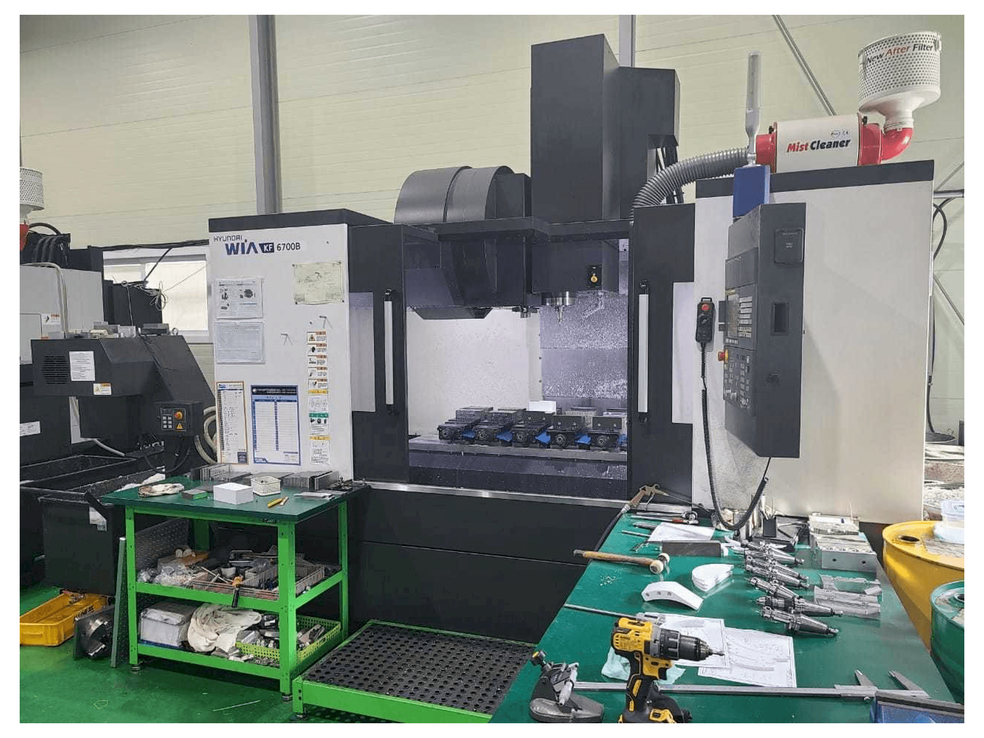 Vista frontal de la máquina Hyundai Wia KF 6700B