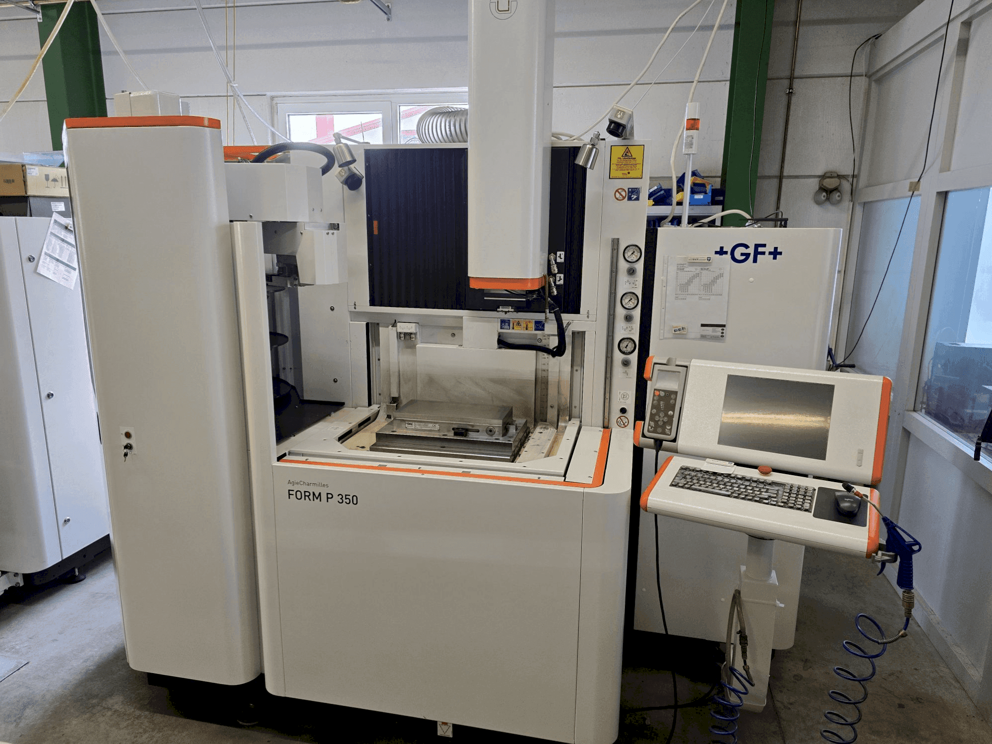 Vista frontal de la máquina AgieCharmilles FORM P 350