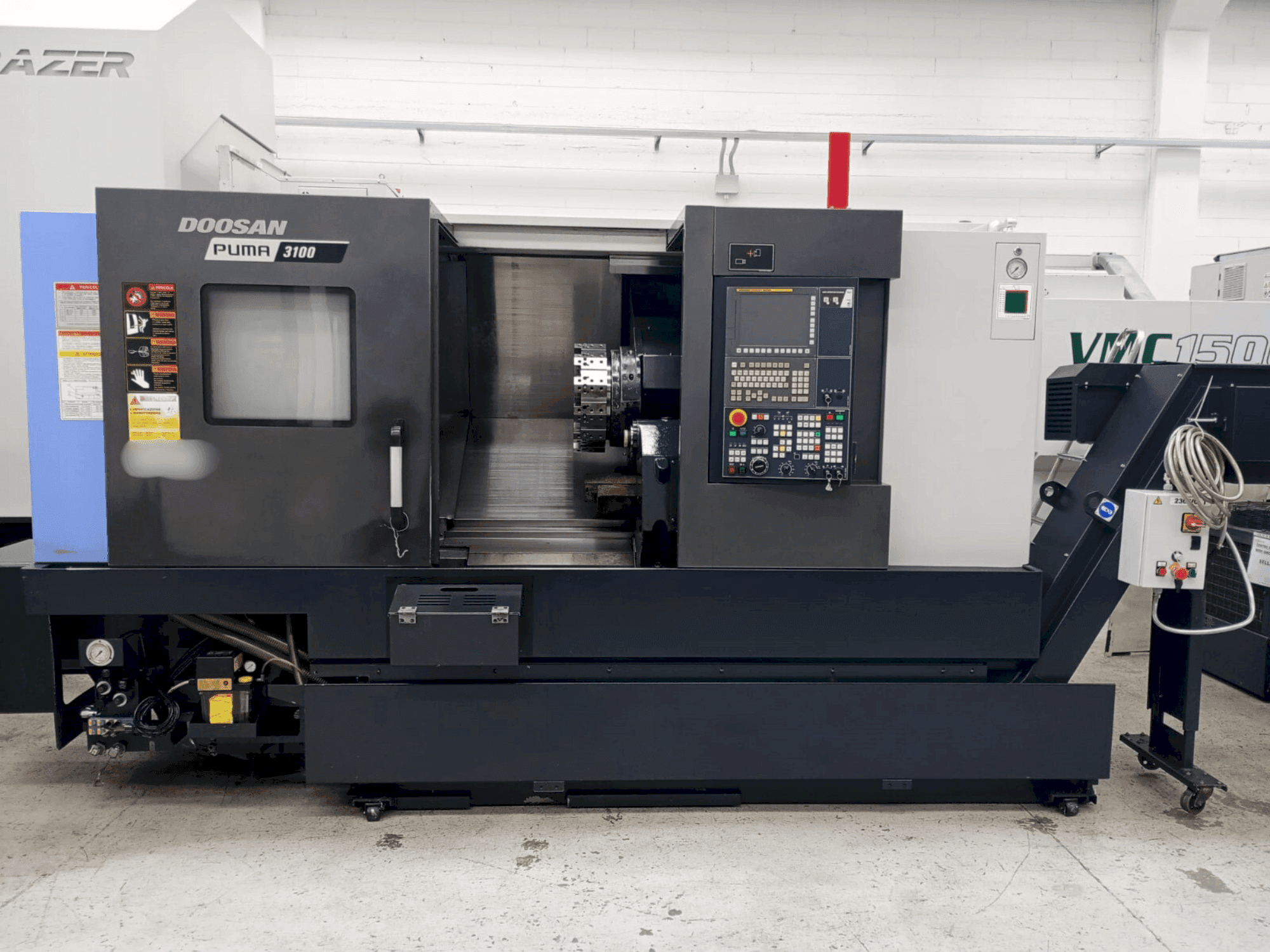 Vista frontal de la máquina DOOSAN PUMA 3100