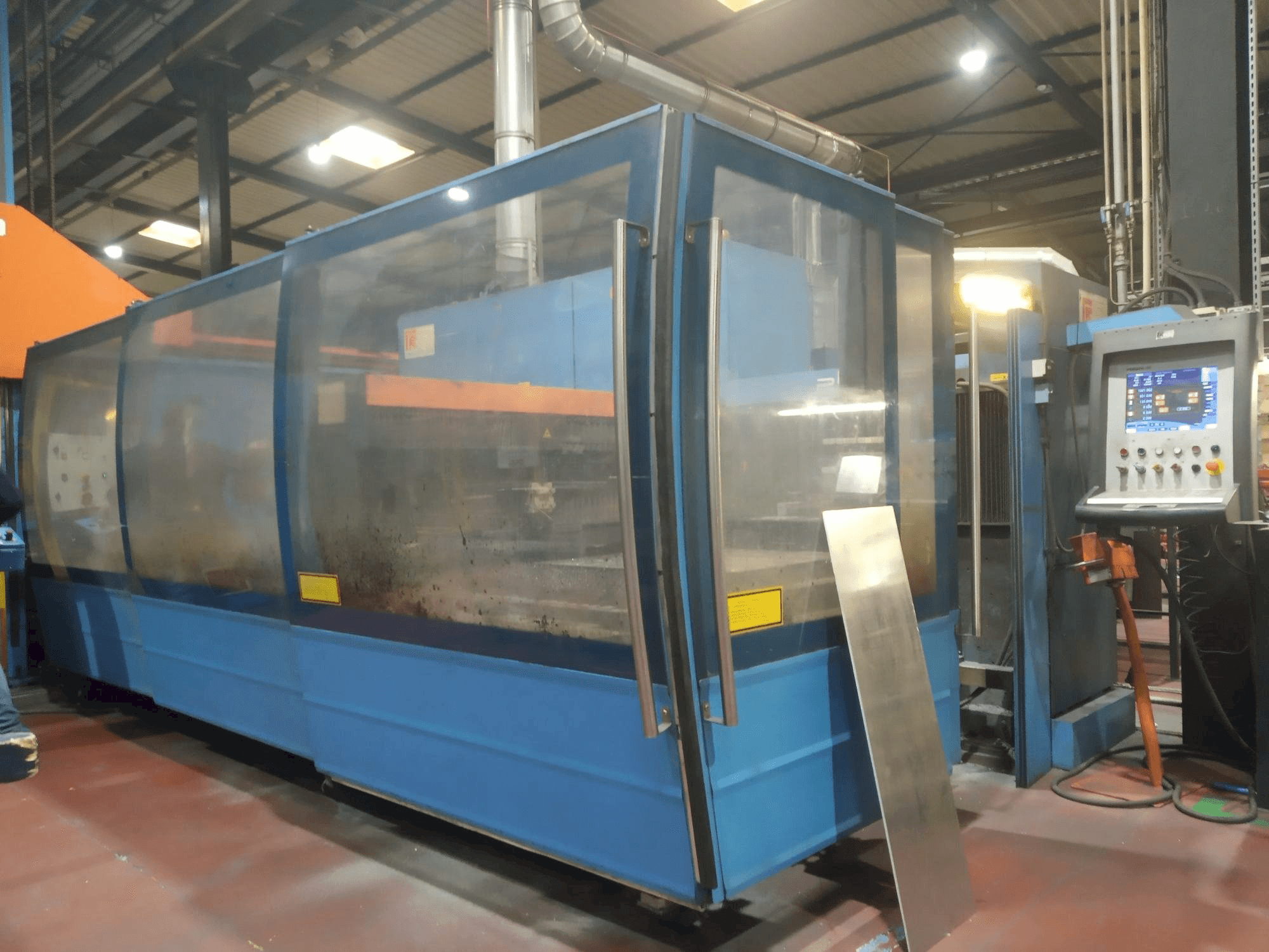 Vista izquierda de la máquina Prima Power Platino 1530